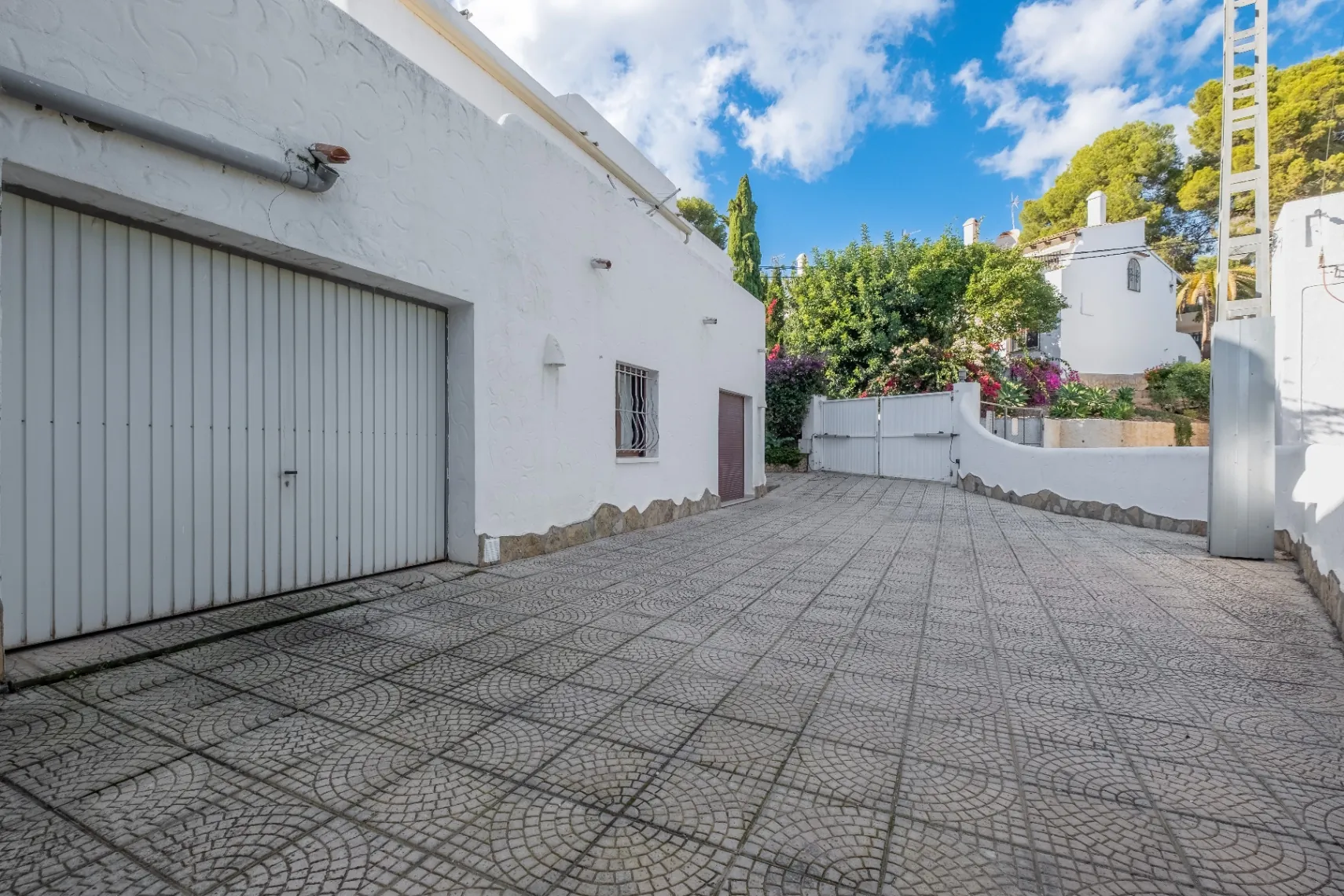 Vila spațioasă cu 10 camere de vânzare în Moraira, cu piscină privată și grădină.