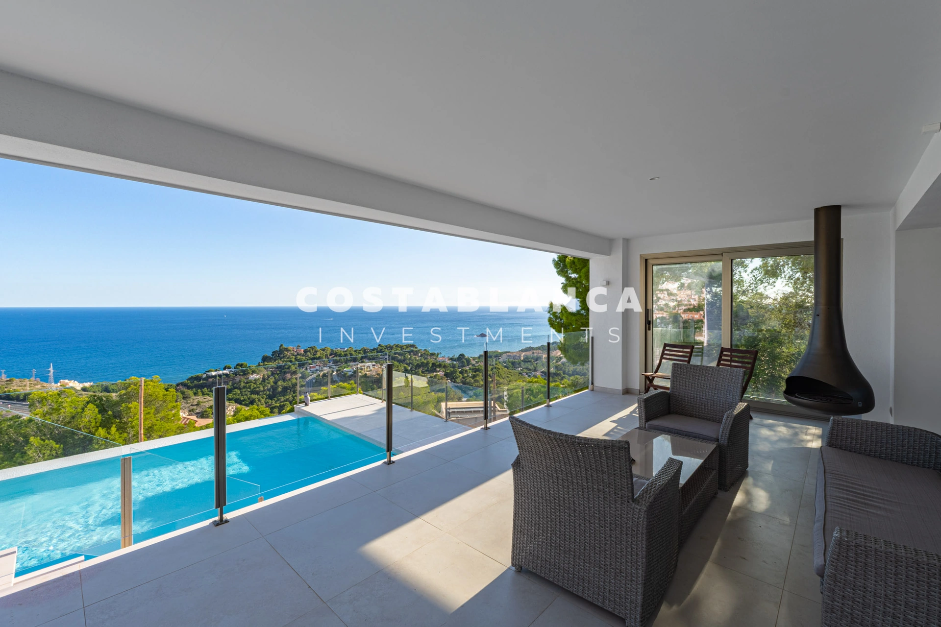 Vila de lux contemporană cu vederi panoramice la Mediterană de vânzare în Altea