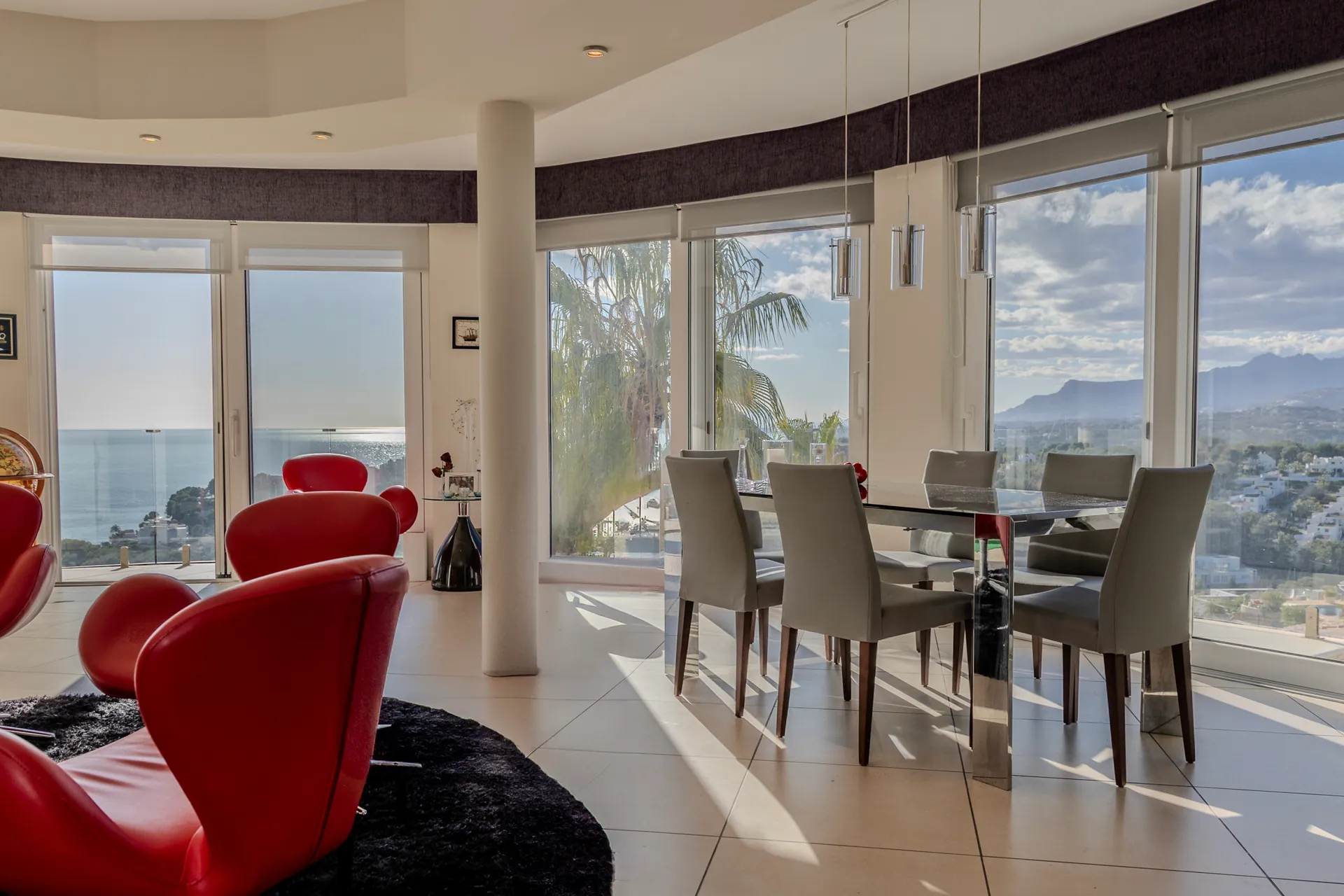 Vila de lux gata de mutat cu vederi panoramice la mare de vânzare în Moraira