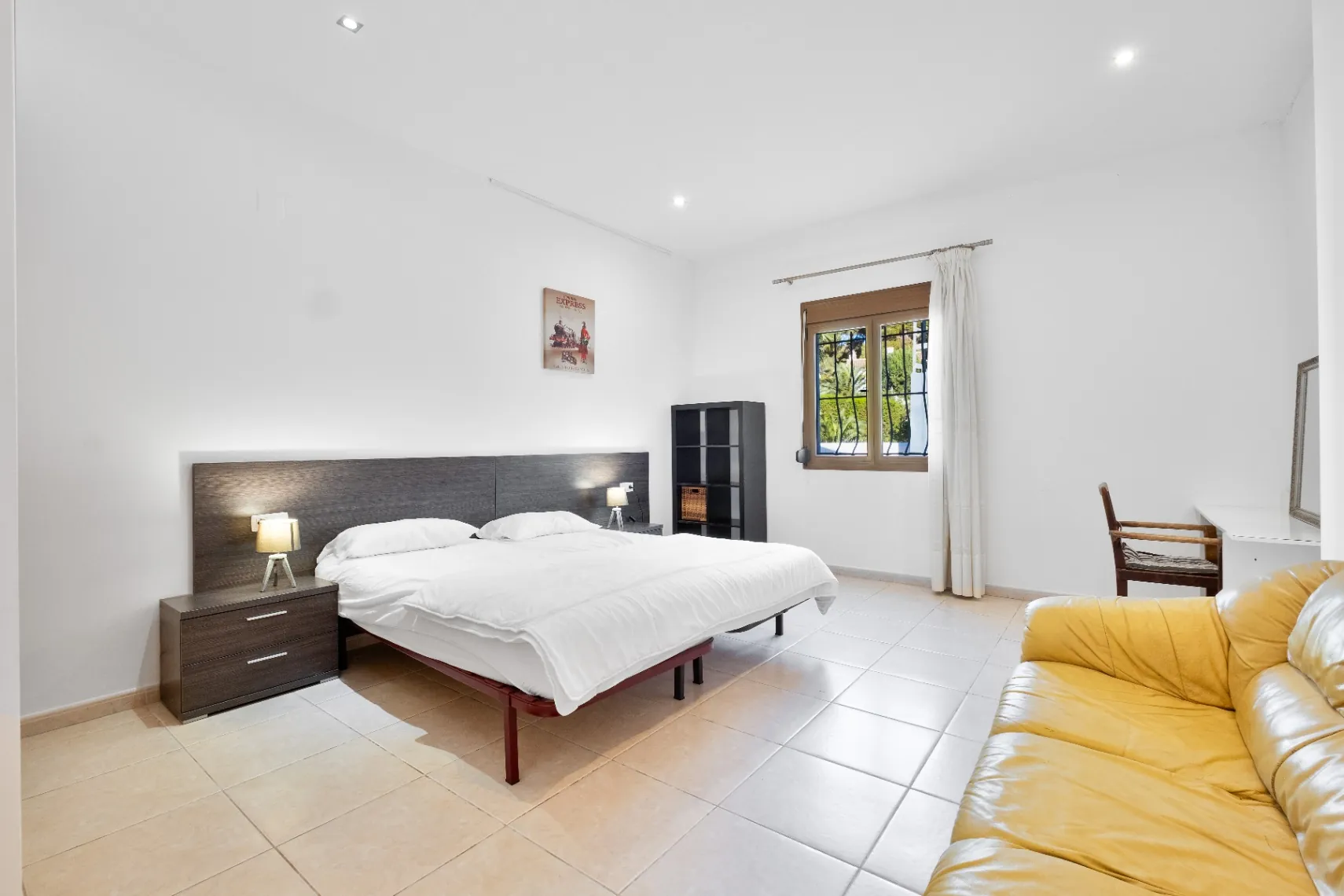 Vila spațioasă cu 10 camere de vânzare în Moraira, cu piscină privată și grădină.