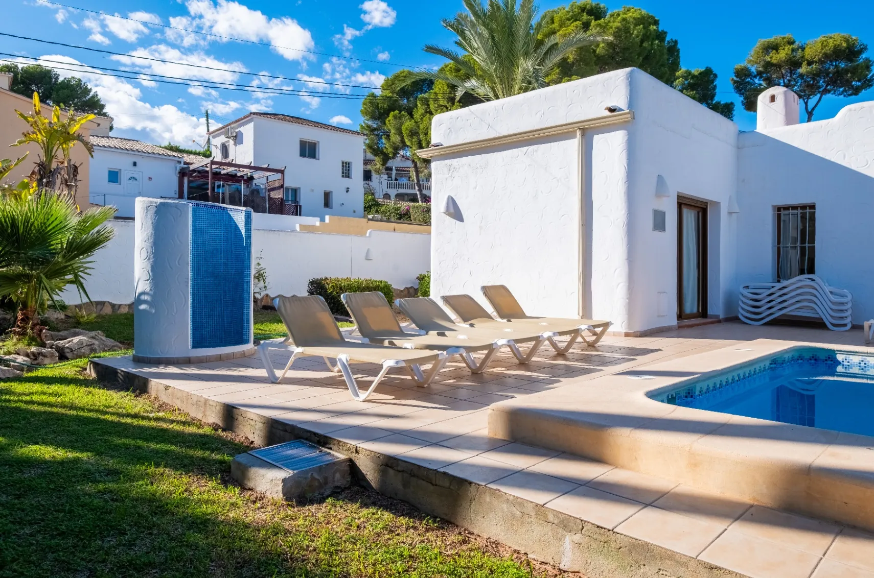 Vila spațioasă cu 10 camere de vânzare în Moraira, cu piscină privată și grădină.