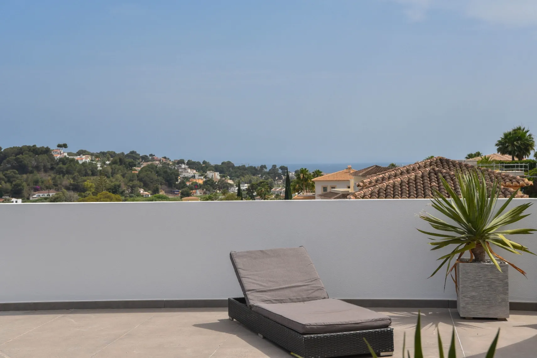 Vila contemporană cu piscină și jacuzzi de vânzare în Moraira