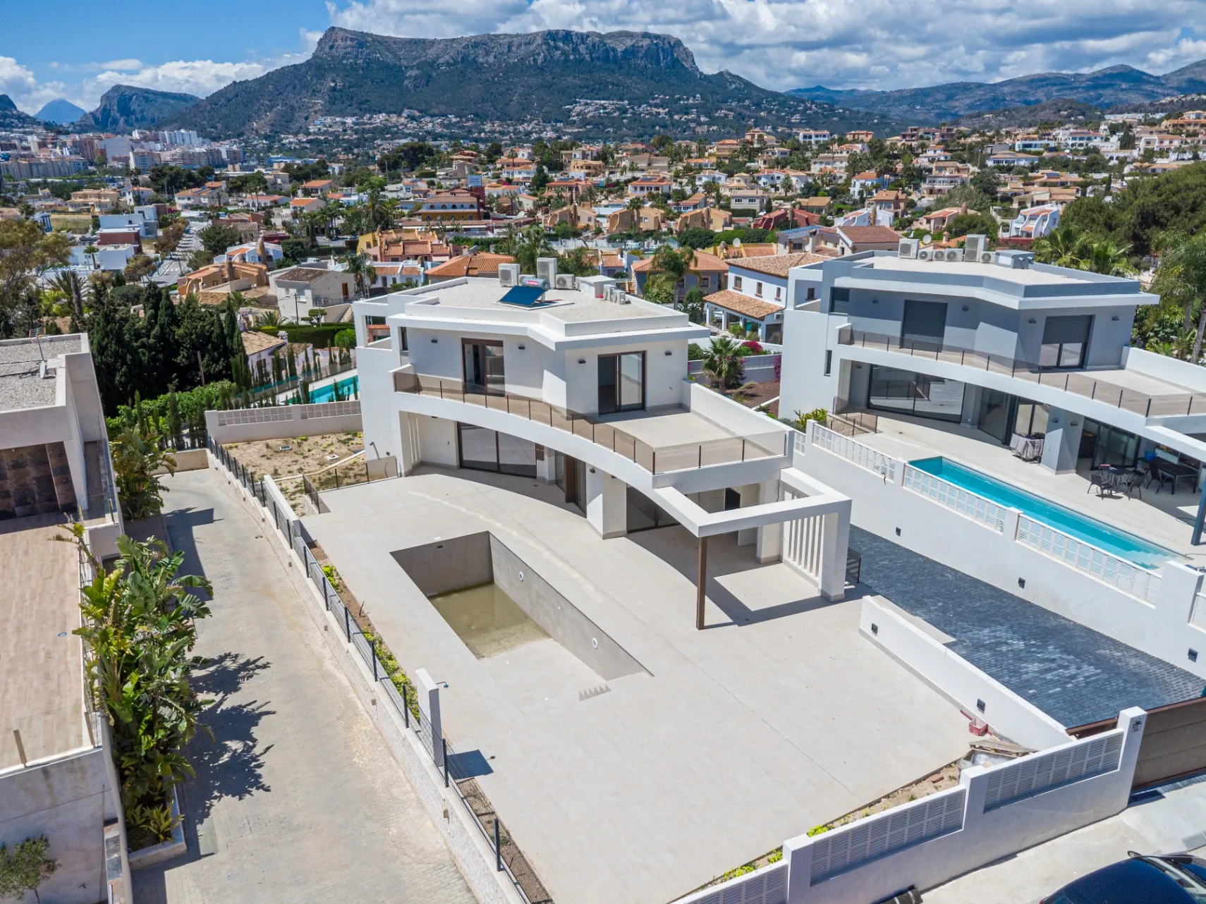Vila Modernă Orientată Spre Sud de Vânzare în Calpe cu Vederi la Mare și la Peñón de Ifach – Nouă Construcție 2025