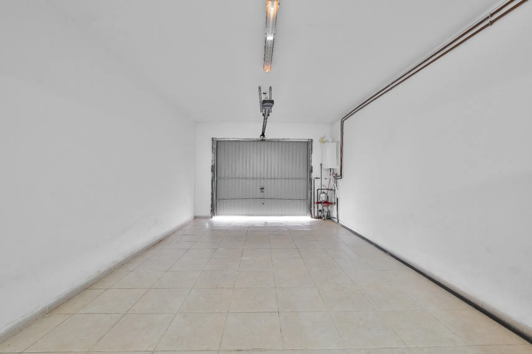 Vila spațioasă cu 10 camere de vânzare în Moraira, cu piscină privată și grădină.