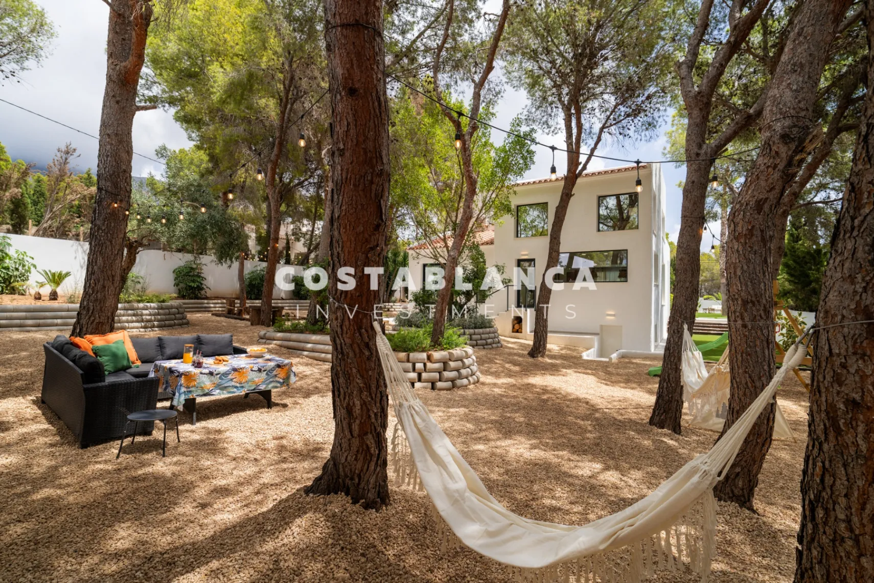 Vila modernă ibiziană cu piscină privată și terasă pe acoperiș în Altea