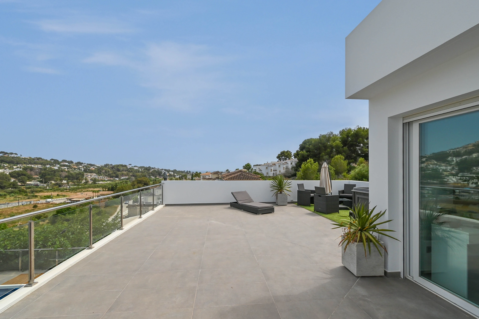 Vila contemporană cu piscină și jacuzzi de vânzare în Moraira