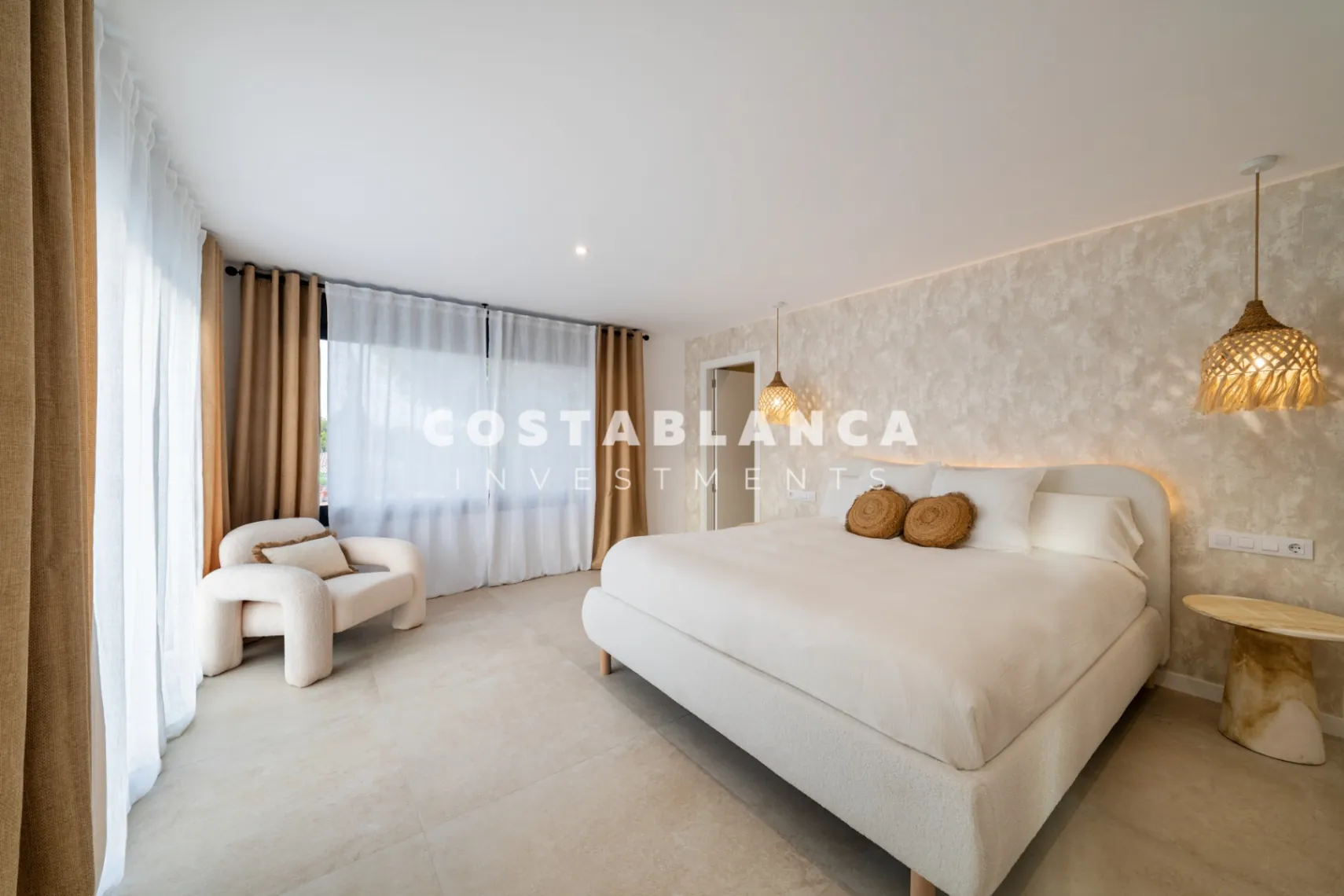 Vila modernă ibiziană cu piscină privată și terasă pe acoperiș în Altea