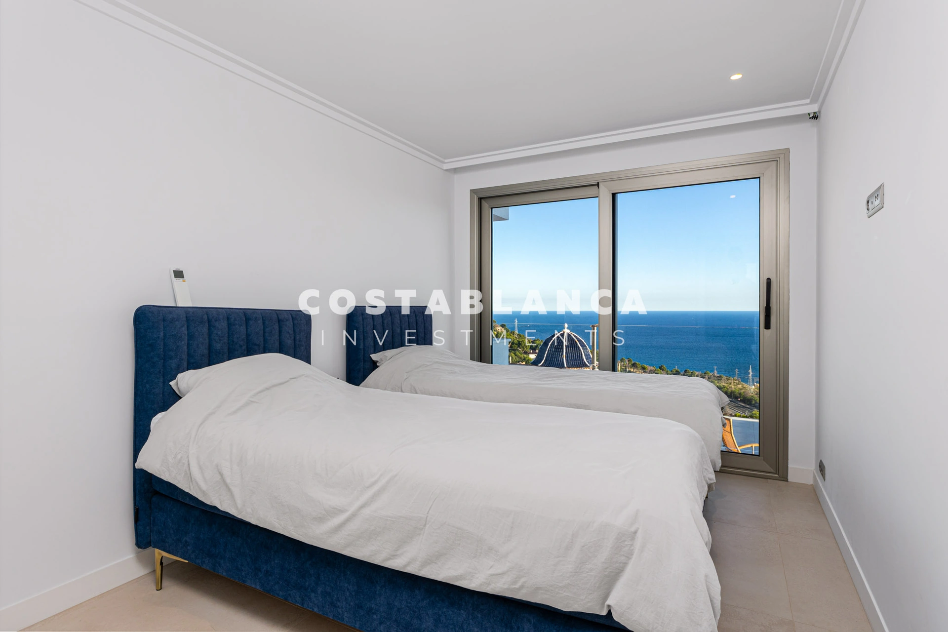 Vila de lux contemporană cu vederi panoramice la Mediterană de vânzare în Altea