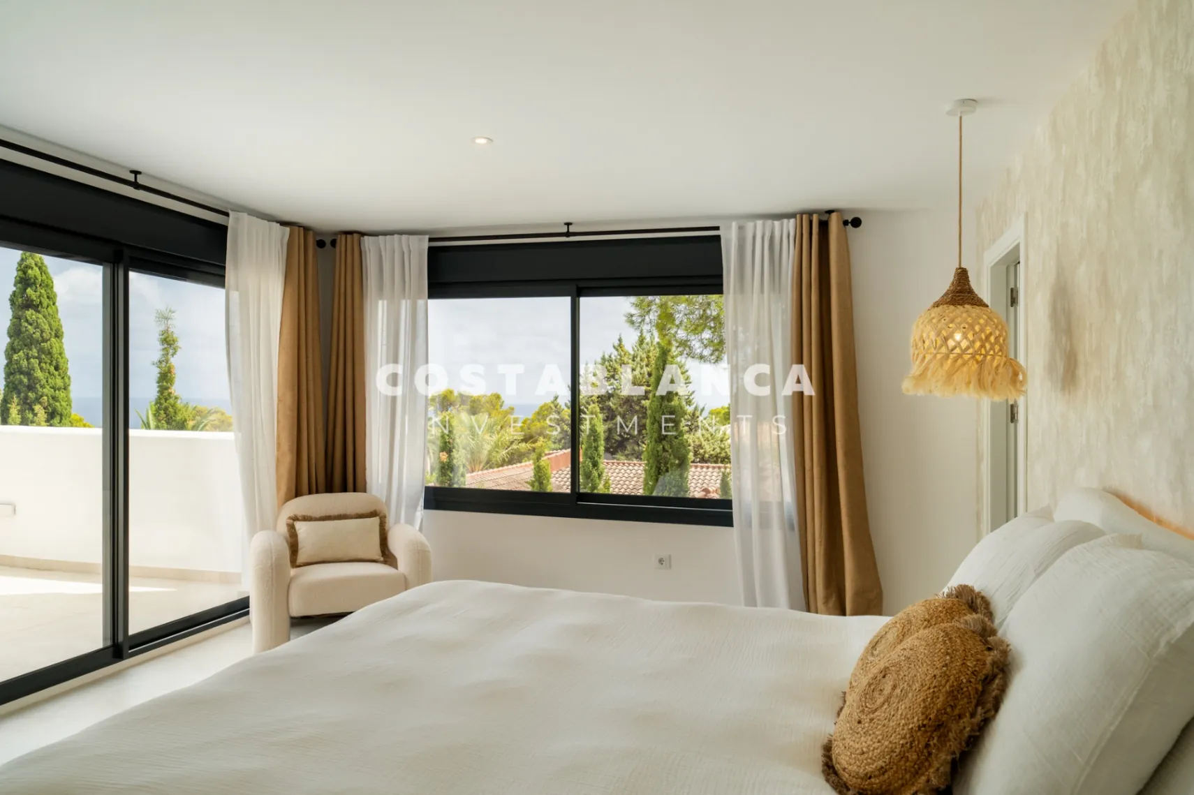 Vila modernă ibiziană cu piscină privată și terasă pe acoperiș în Altea