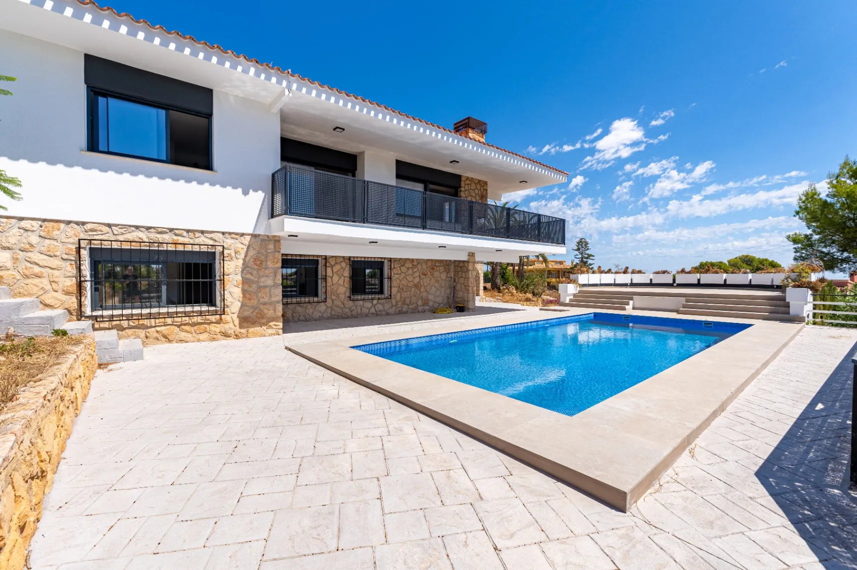 Modern and spacious villa for sale in La Nucía with large land and views.