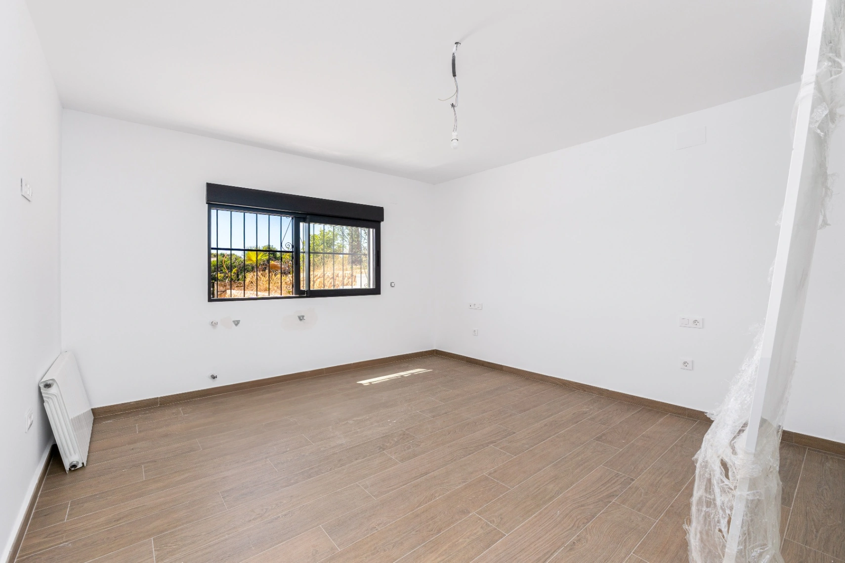 Modern and spacious villa for sale in La Nucía with large land and views.