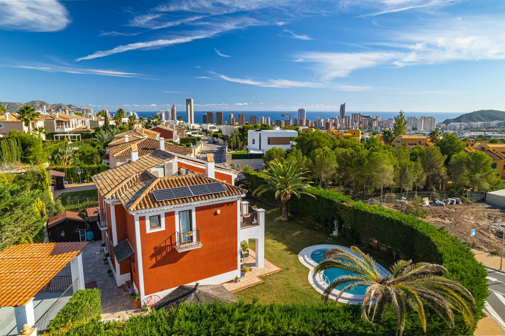Renovated Mediterranean villa for sale with sea views in Sierra Cortina, Finestrat.