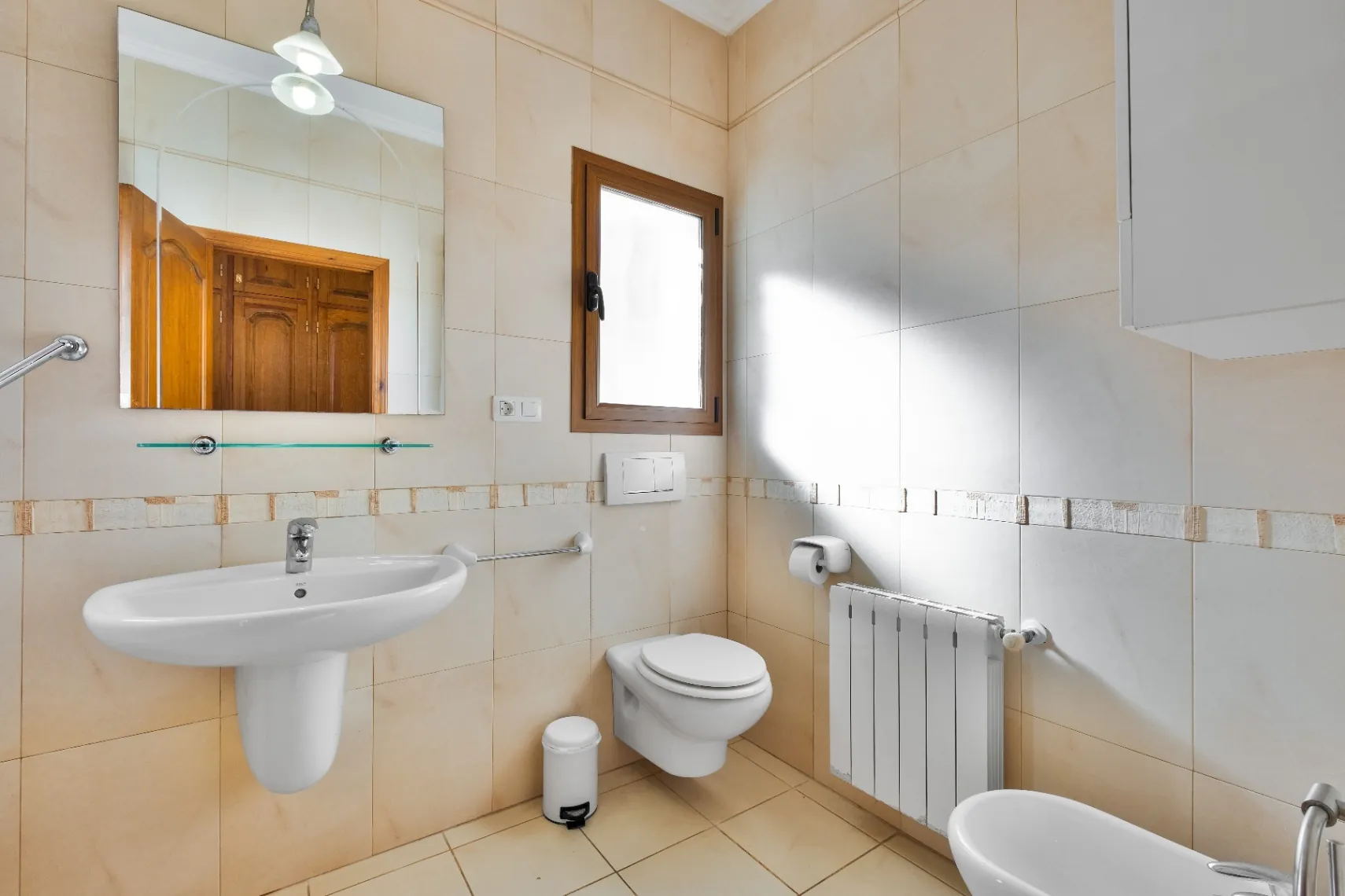 Vila spațioasă cu 10 camere de vânzare în Moraira, cu piscină privată și grădină.