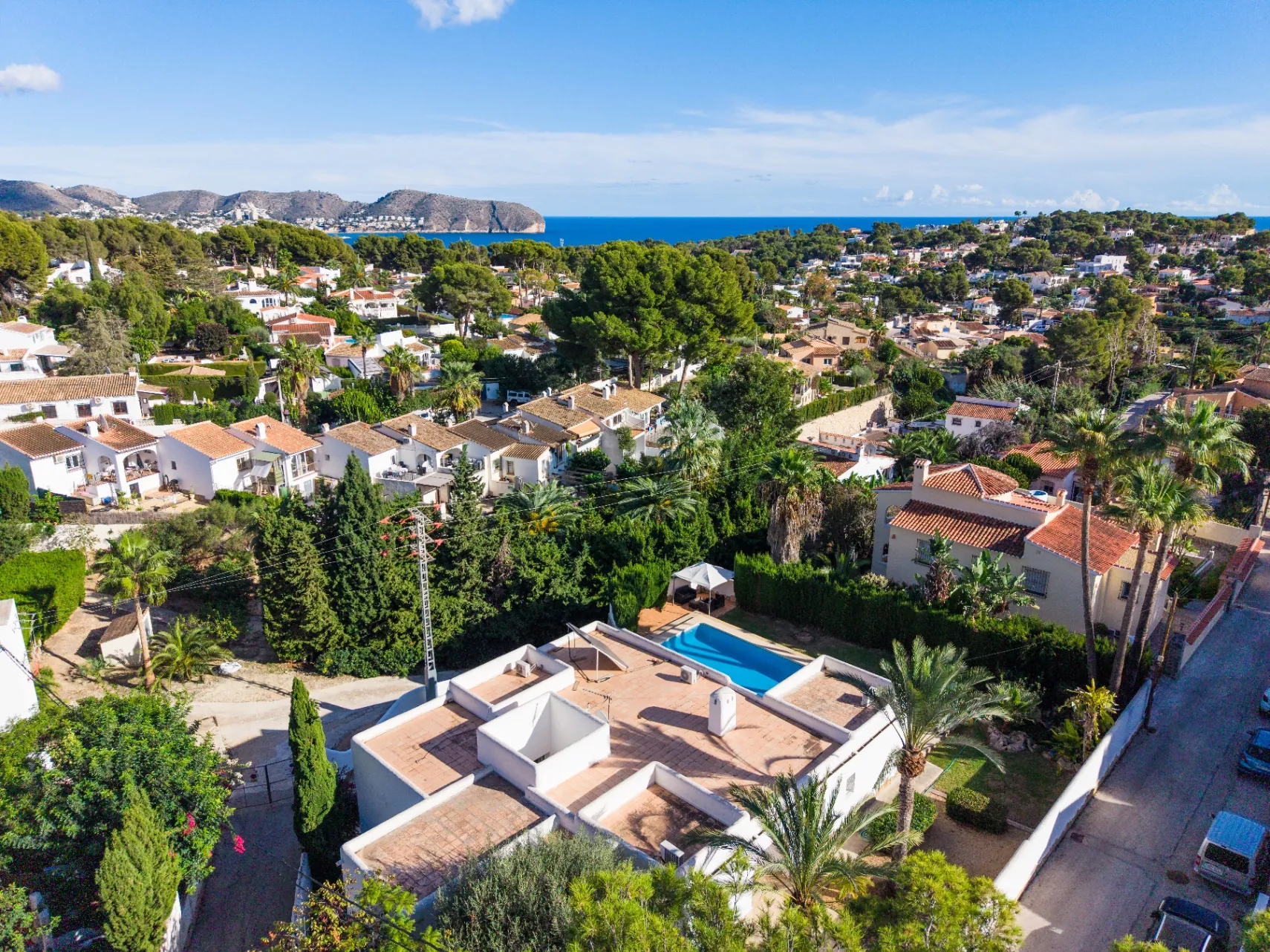 Vila spațioasă cu 10 camere de vânzare în Moraira, cu piscină privată și grădină.