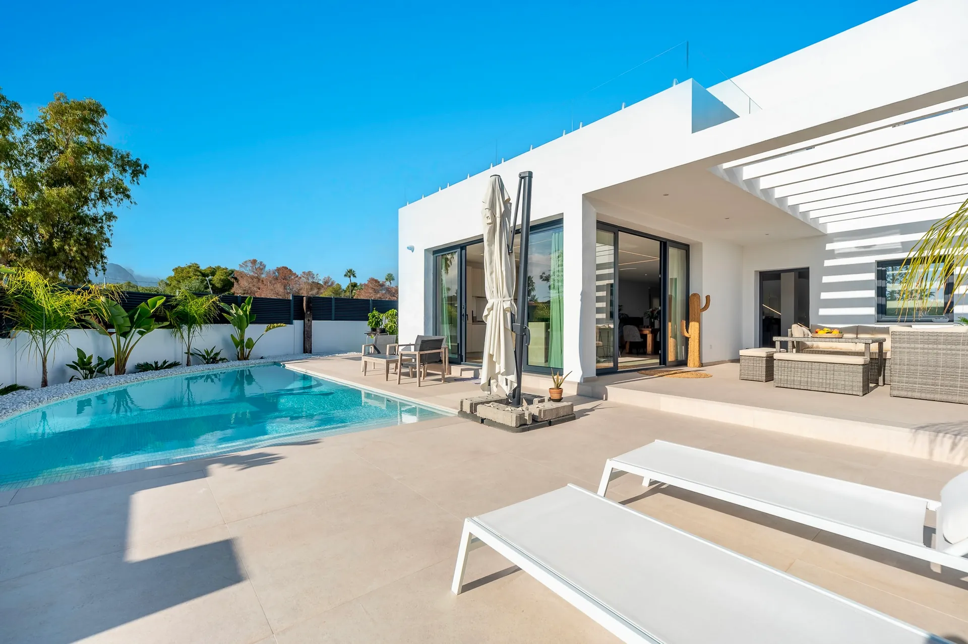 Modern new-build villa for sale in La Nucía with pool and garden.