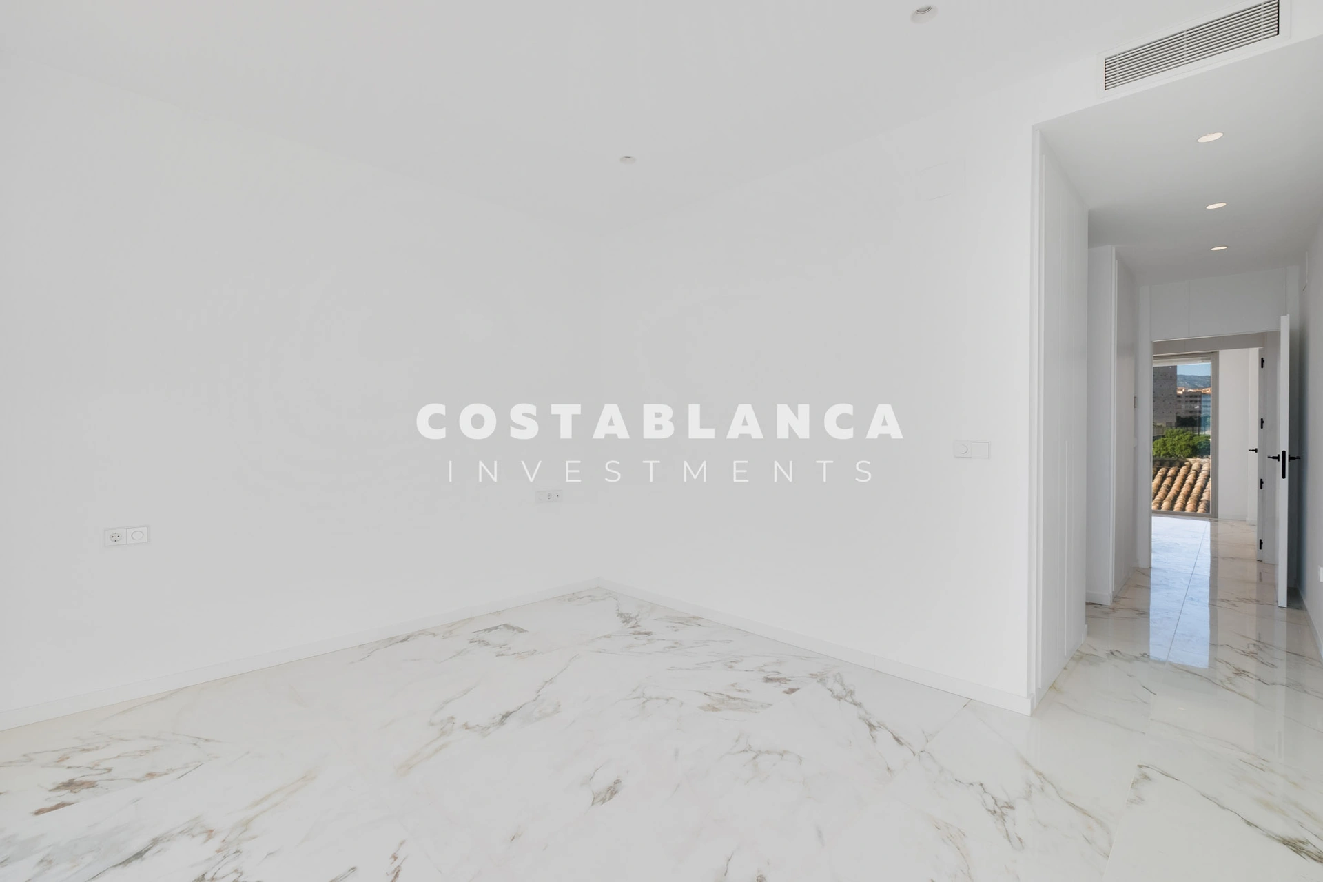Exceptional apartment on the front line of the Mediterranean with panoramic sea views for sale in Villajoyosa.