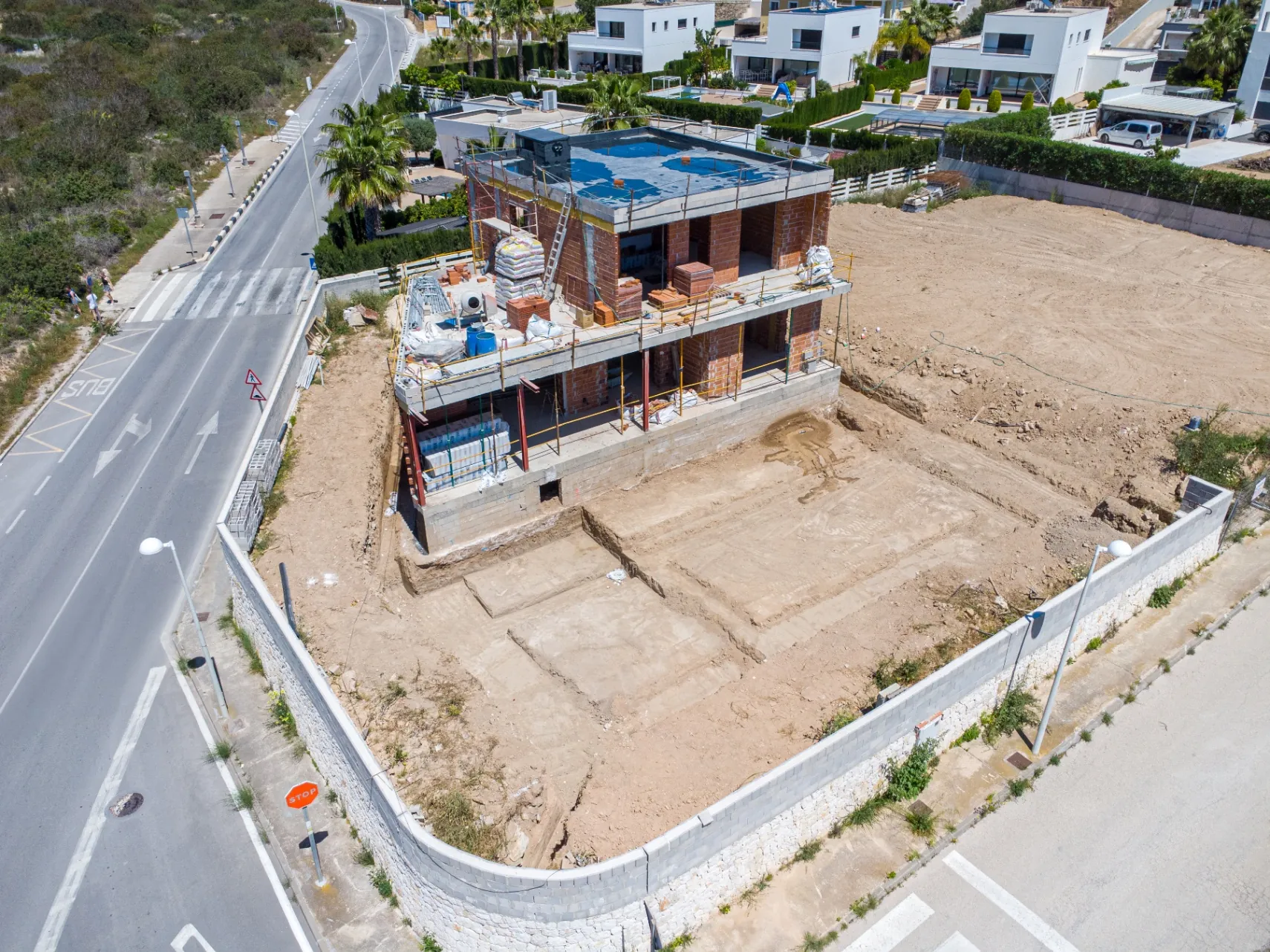 Nouă vilă nou-construită orientată spre sud de vânzare în Calpe, cu piscină, garaj și vederi iconice ale Peñón de Ifach.