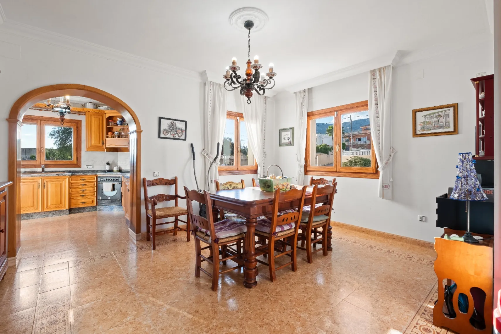Vila amplă de familie cu apartament pentru oaspeți și vederi la munte de vânzare în Calpe.