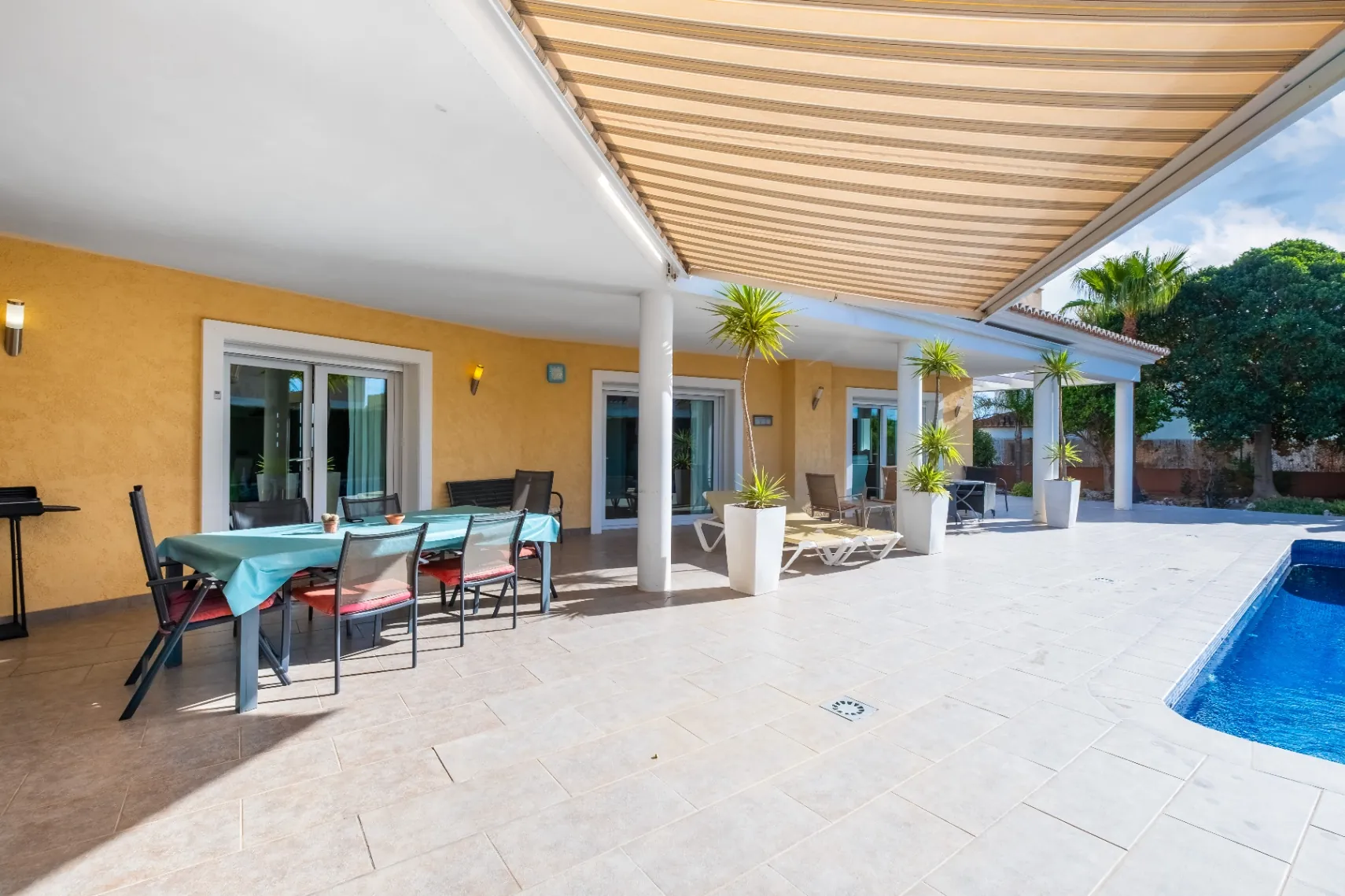 Vilă modernă aproape de plaje și servicii de vânzare în Calpe