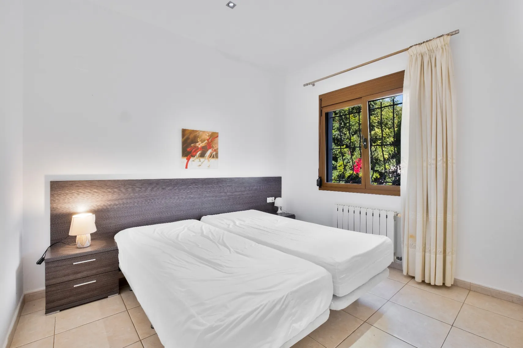 Vila spațioasă cu 10 camere de vânzare în Moraira, cu piscină privată și grădină.