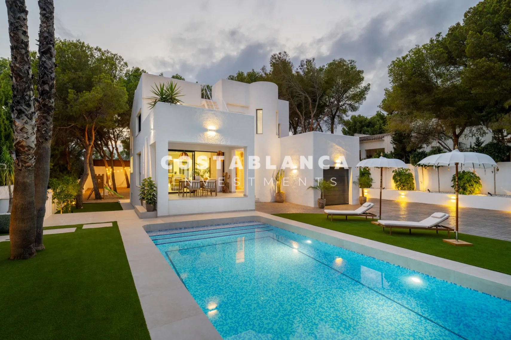 Vila modernă ibiziană cu piscină privată și terasă pe acoperiș în Altea
