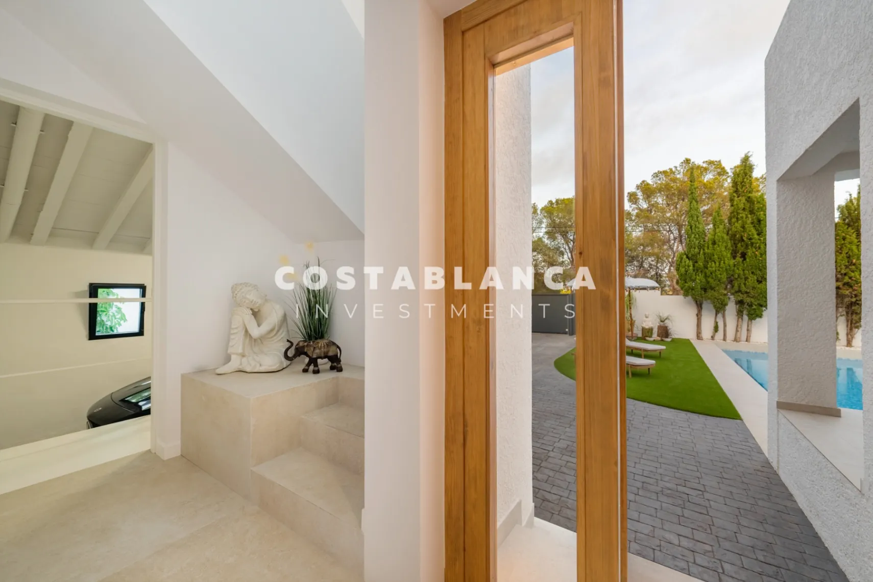 Vila modernă ibiziană cu piscină privată și terasă pe acoperiș în Altea