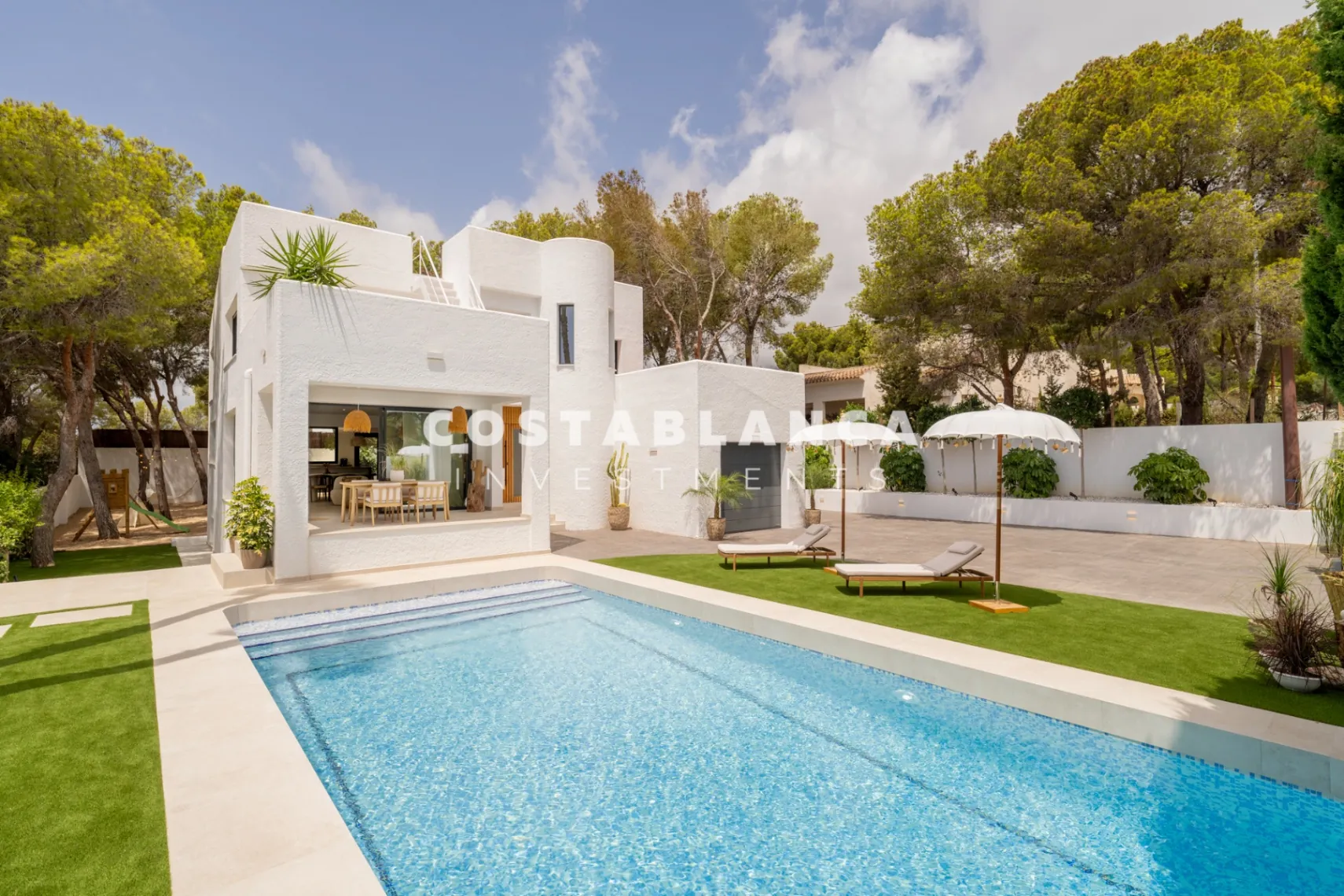 Vila modernă ibiziană cu piscină privată și terasă pe acoperiș în Altea