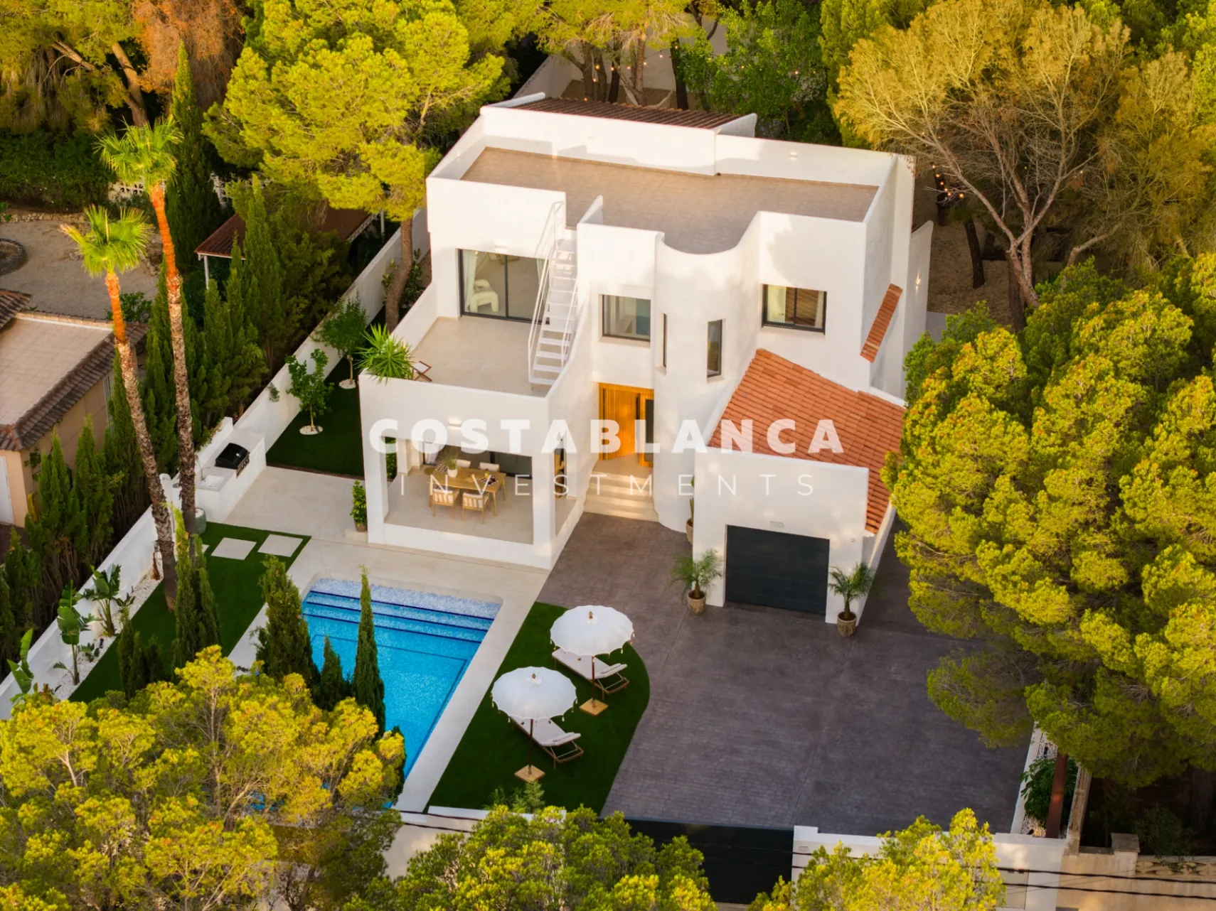 Vila modernă ibiziană cu piscină privată și terasă pe acoperiș în Altea