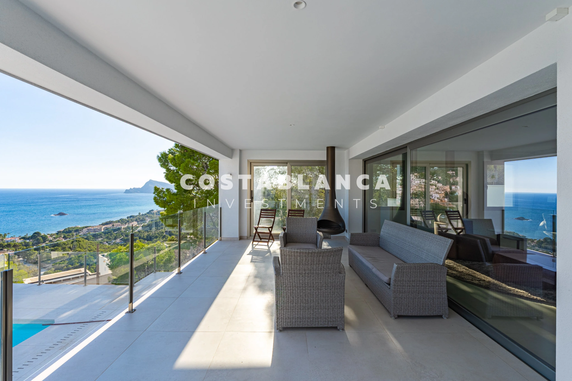 Vila de lux contemporană cu vederi panoramice la Mediterană de vânzare în Altea