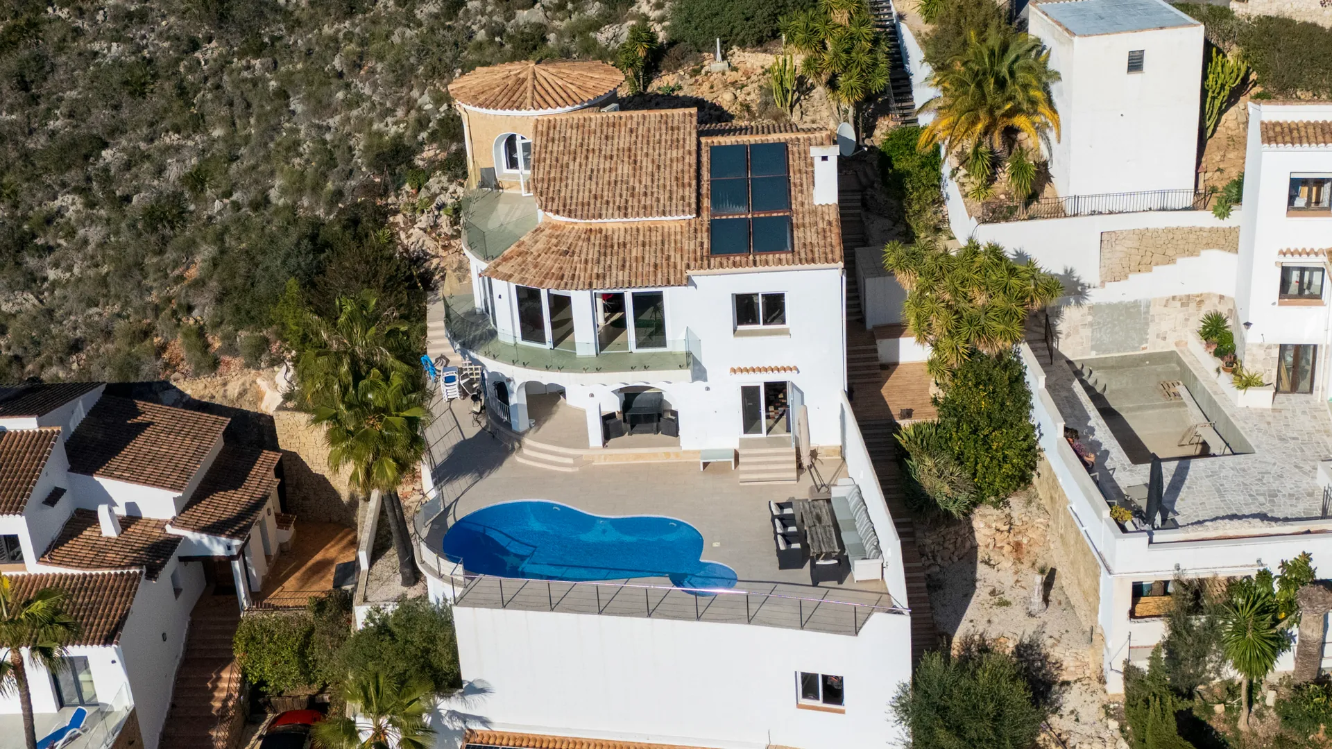Vila de lux gata de mutat cu vederi panoramice la mare de vânzare în Moraira