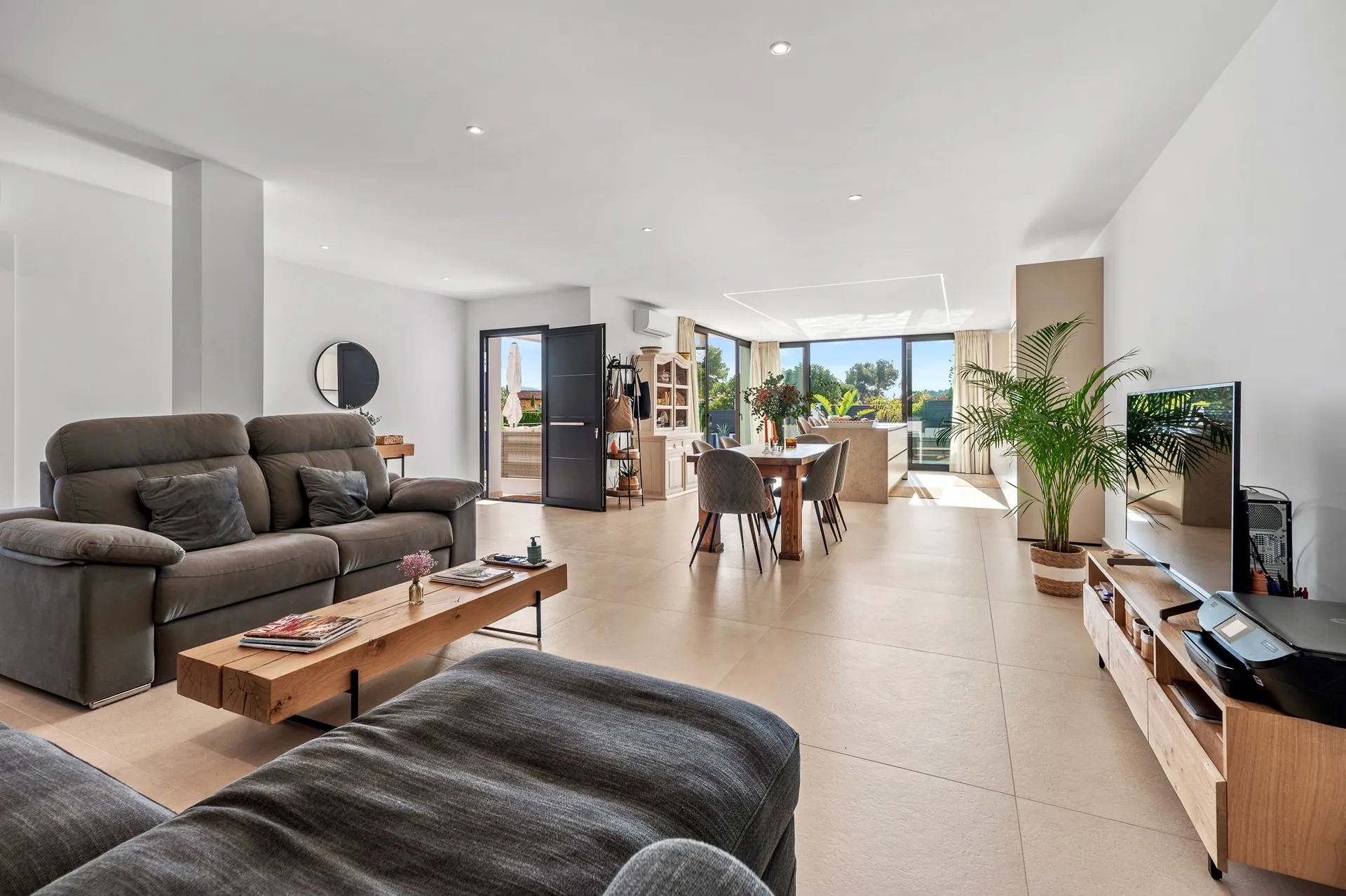 Modern new-build villa for sale in La Nucía with pool and garden.