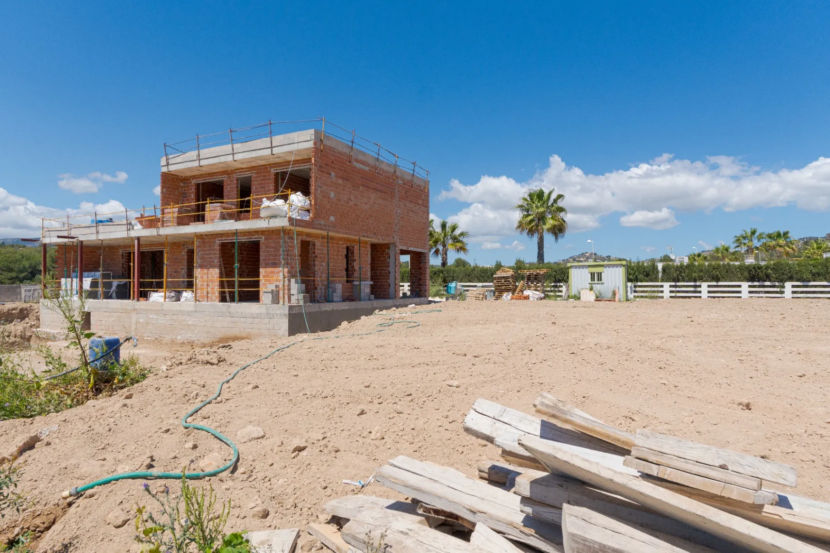 Nouă vilă nou-construită orientată spre sud de vânzare în Calpe, cu piscină, garaj și vederi iconice ale Peñón de Ifach.