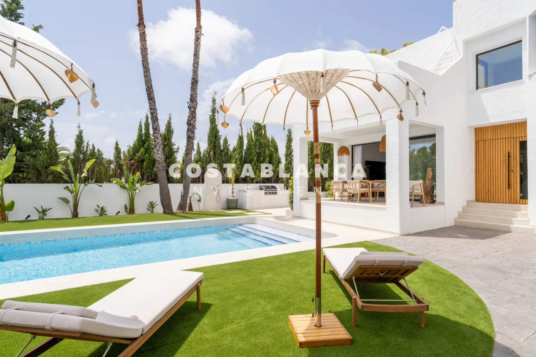 Vila modernă ibiziană cu piscină privată și terasă pe acoperiș în Altea