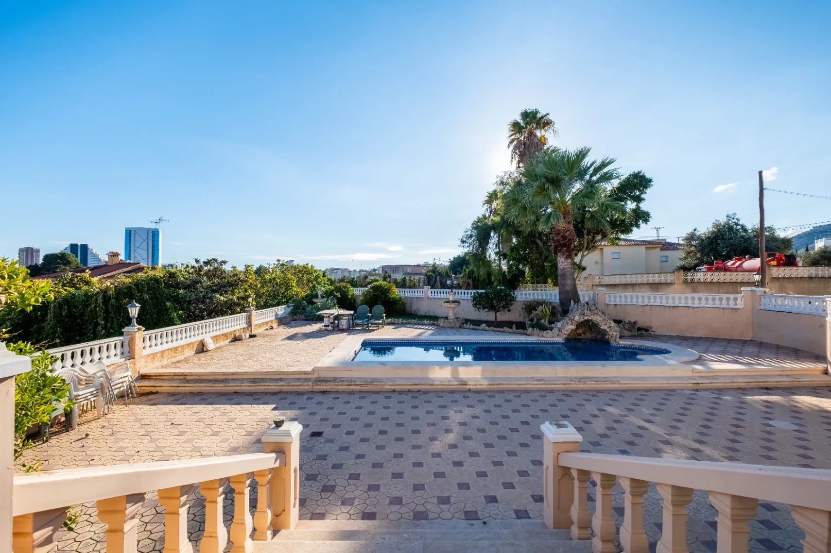 Vila amplă de familie cu apartament pentru oaspeți și vederi la munte de vânzare în Calpe.