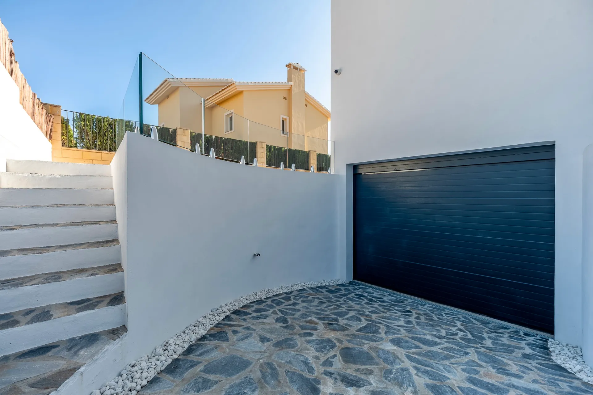 Modern new-build villa for sale in La Nucía with pool and garden.