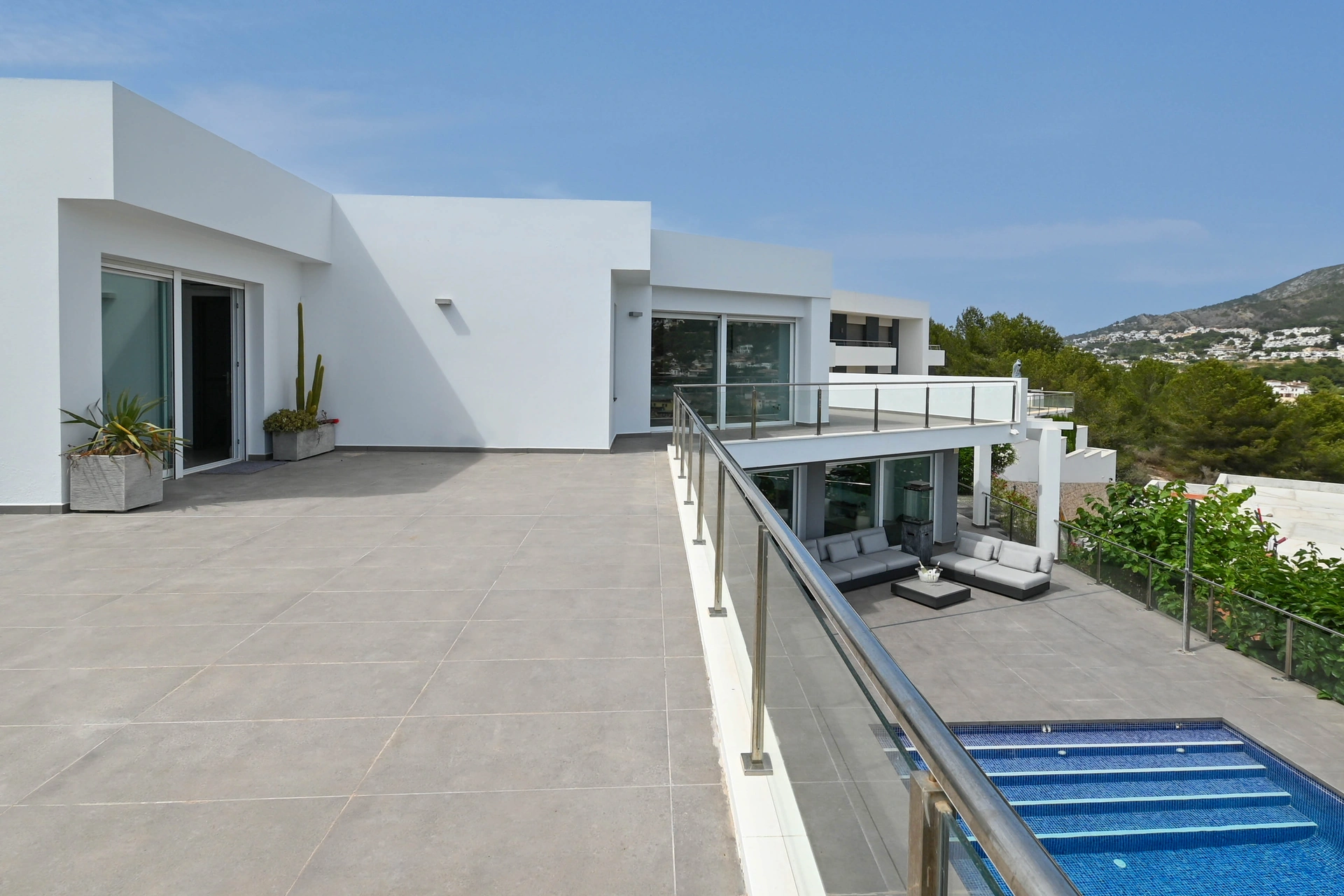 Vila contemporană cu piscină și jacuzzi de vânzare în Moraira