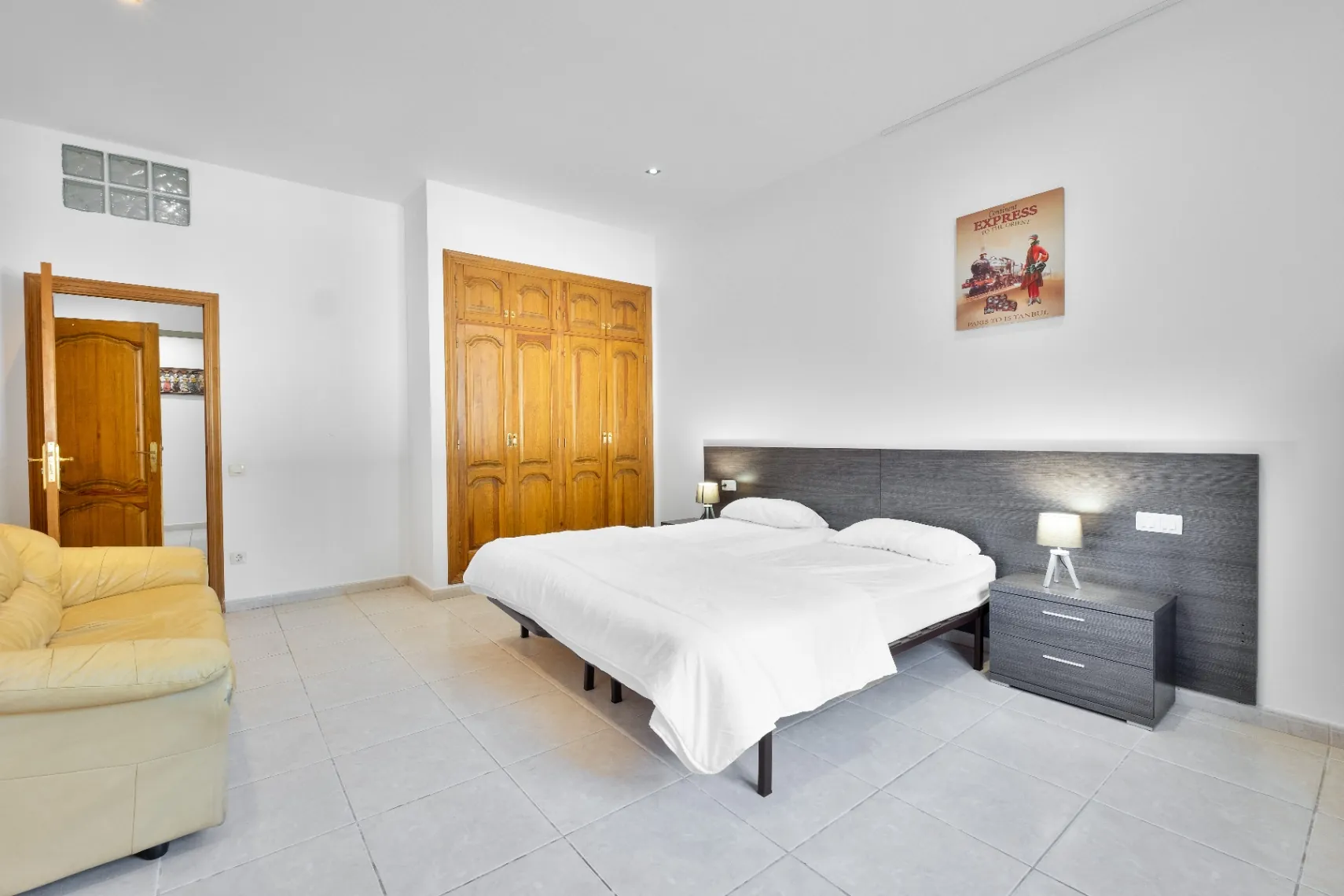 Vila spațioasă cu 10 camere de vânzare în Moraira, cu piscină privată și grădină.
