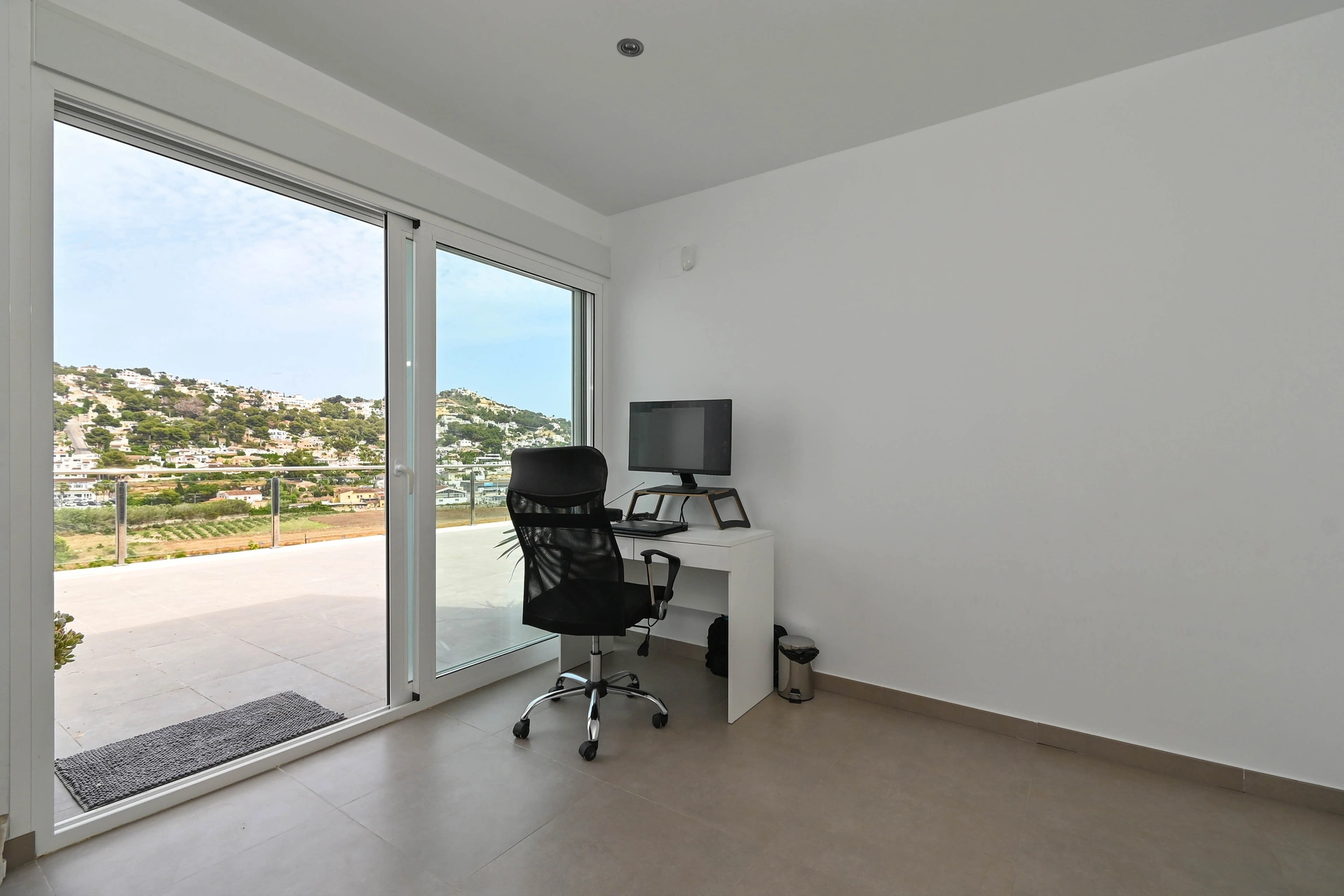 Vila contemporană cu piscină și jacuzzi de vânzare în Moraira