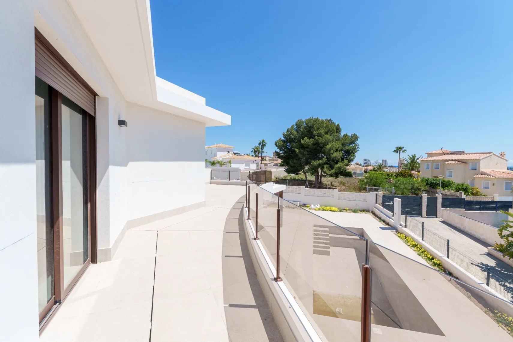Vila Modernă Orientată Spre Sud de Vânzare în Calpe cu Vederi la Mare și la Peñón de Ifach – Nouă Construcție 2025