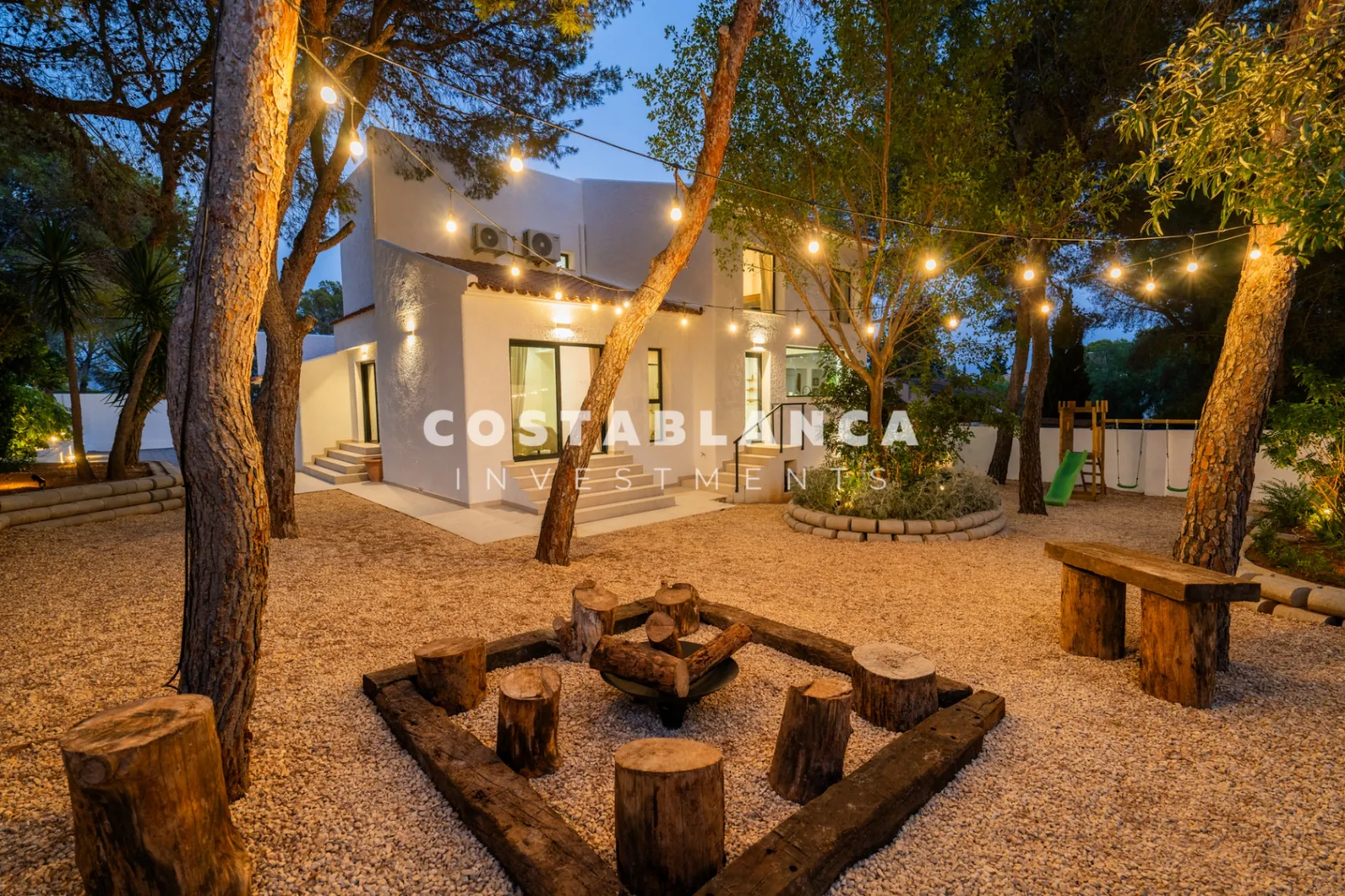 Vila modernă ibiziană cu piscină privată și terasă pe acoperiș în Altea