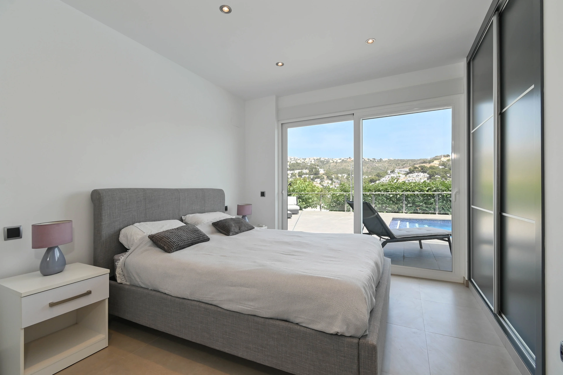 Vila contemporană cu piscină și jacuzzi de vânzare în Moraira