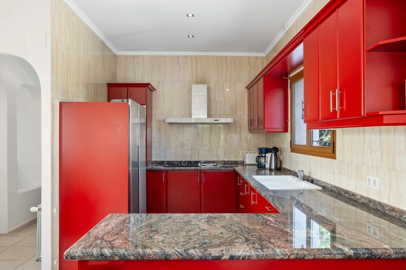 Vila spațioasă cu 10 camere de vânzare în Moraira, cu piscină privată și grădină.