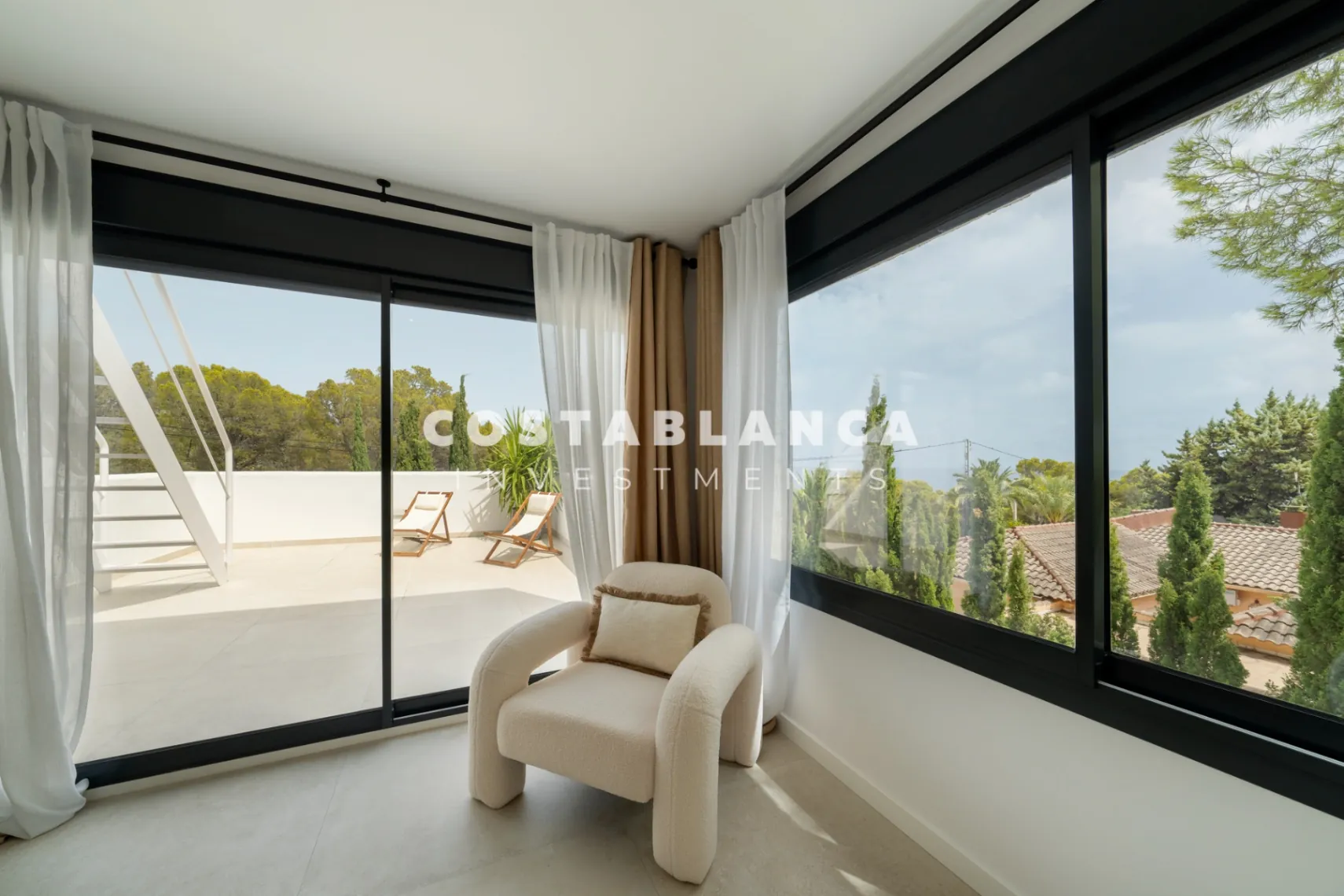 Vila modernă ibiziană cu piscină privată și terasă pe acoperiș în Altea
