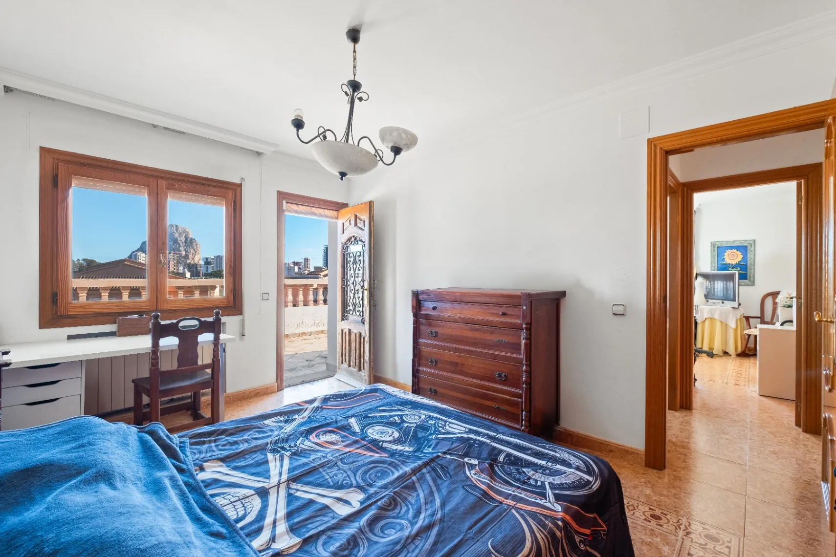 Vila amplă de familie cu apartament pentru oaspeți și vederi la munte de vânzare în Calpe.