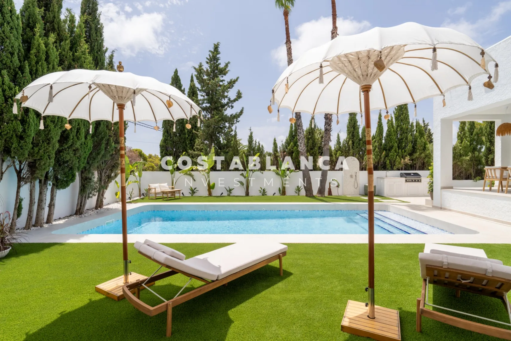 Vila modernă ibiziană cu piscină privată și terasă pe acoperiș în Altea