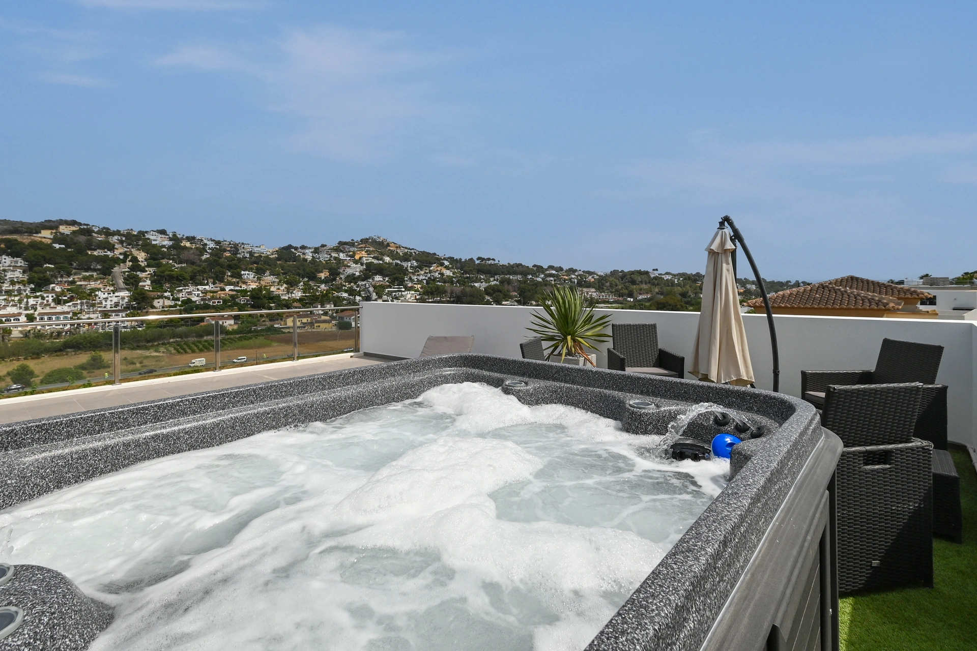 Vila contemporană cu piscină și jacuzzi de vânzare în Moraira