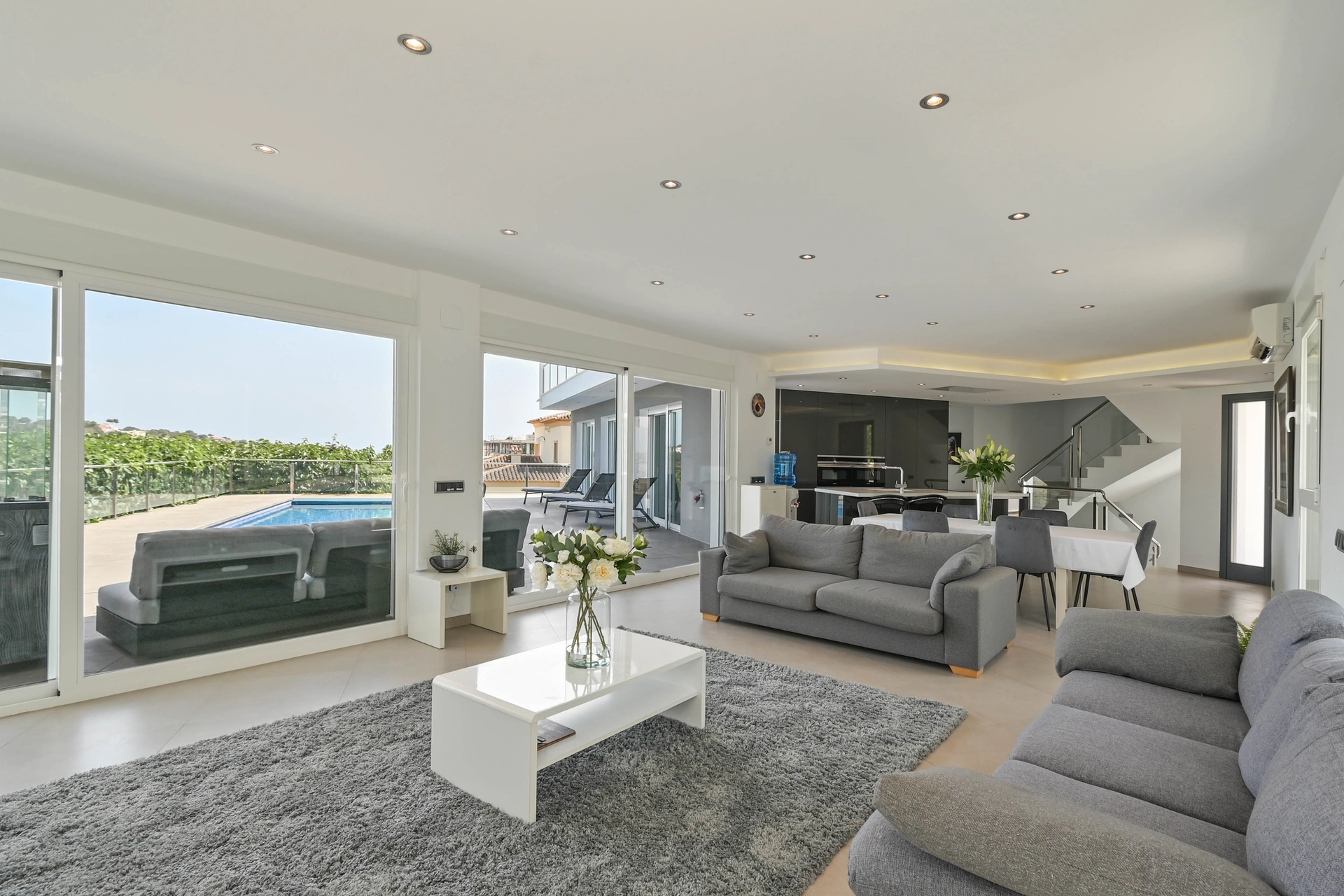 Vila contemporană cu piscină și jacuzzi de vânzare în Moraira