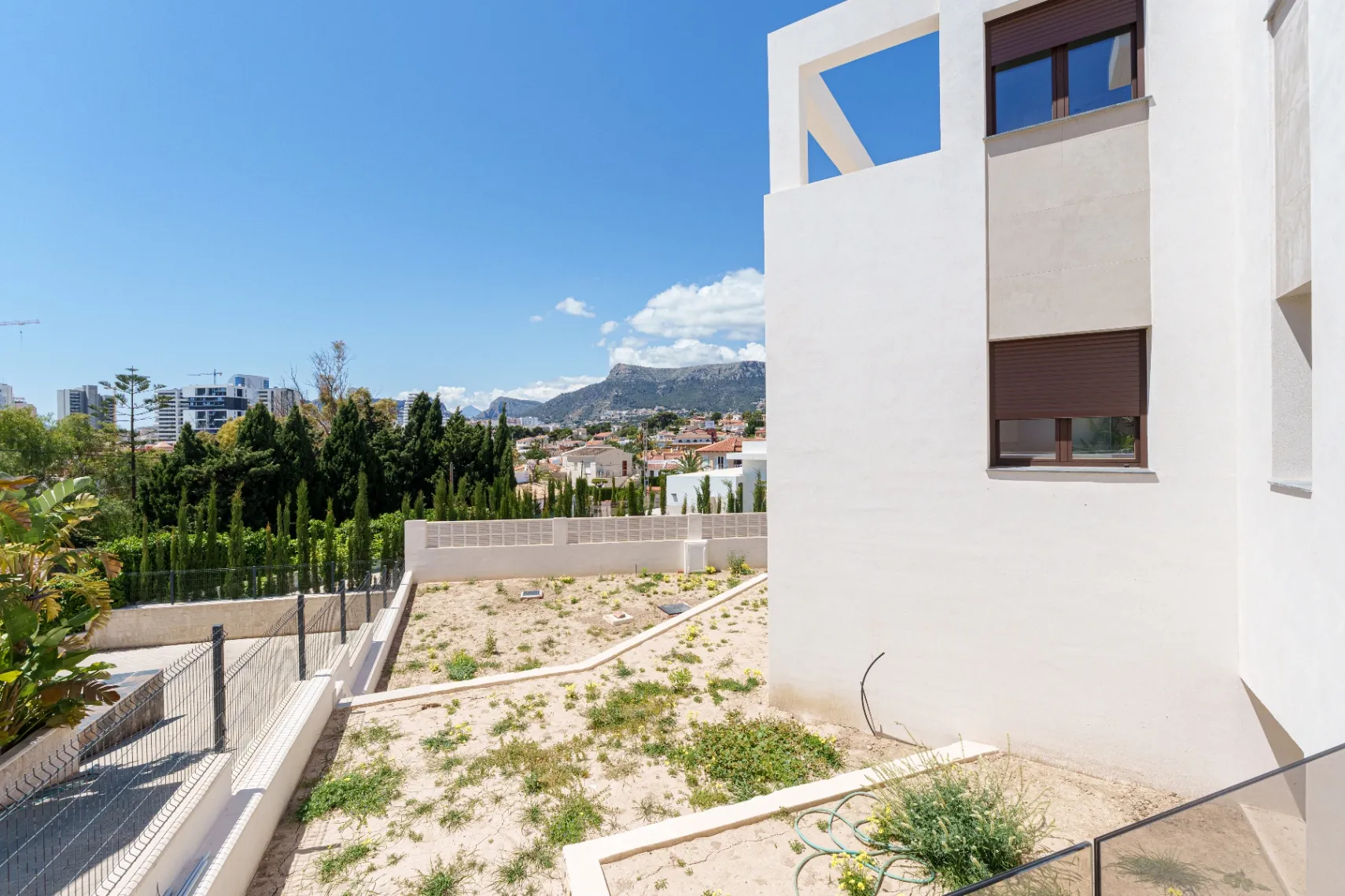 Vila Modernă Orientată Spre Sud de Vânzare în Calpe cu Vederi la Mare și la Peñón de Ifach – Nouă Construcție 2025