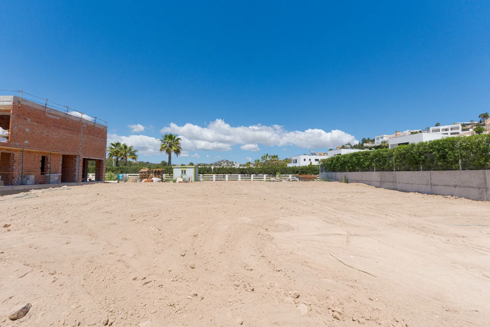 Nouă vilă nou-construită orientată spre sud de vânzare în Calpe, cu piscină, garaj și vederi iconice ale Peñón de Ifach.