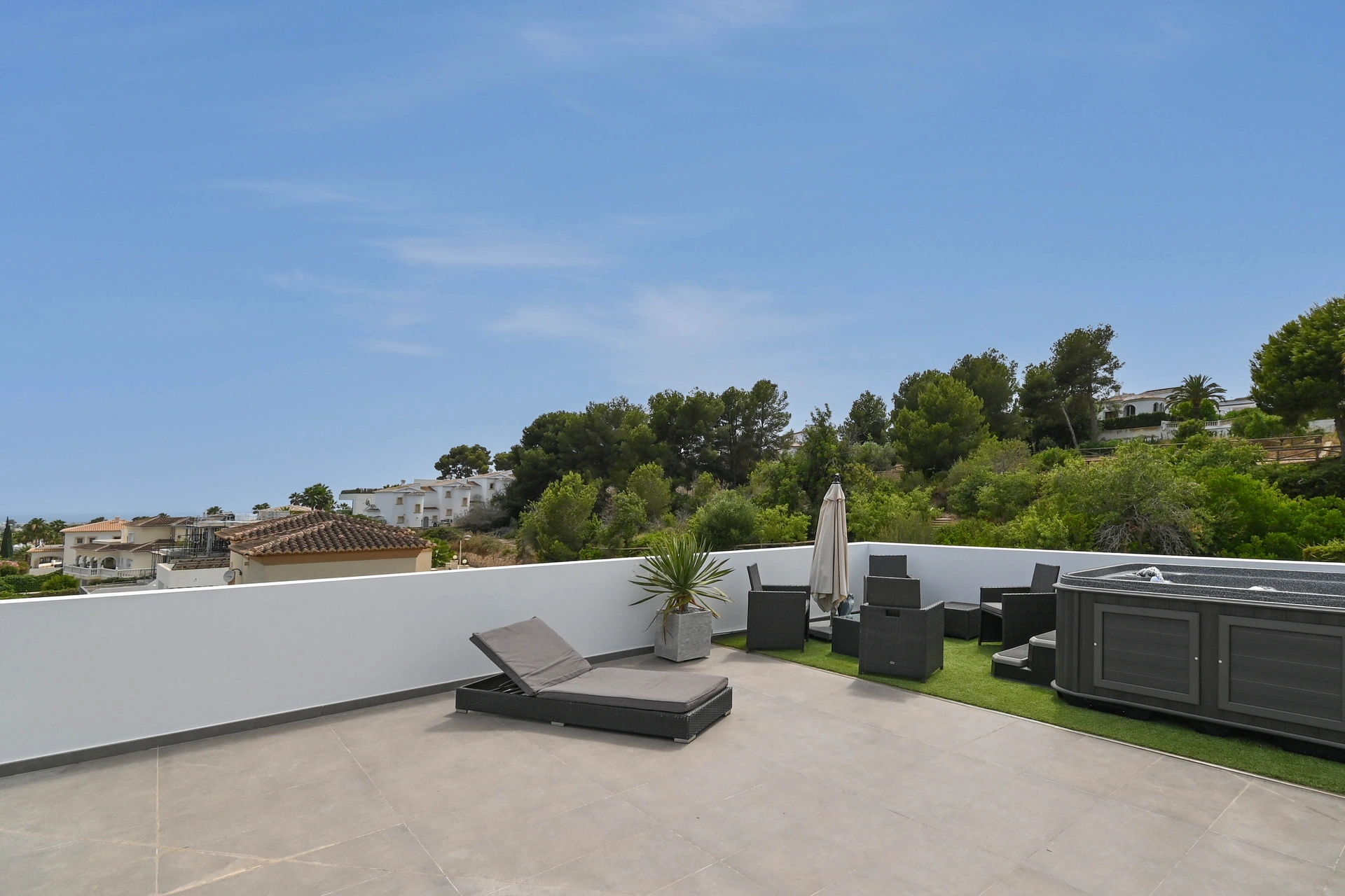 Vila contemporană cu piscină și jacuzzi de vânzare în Moraira